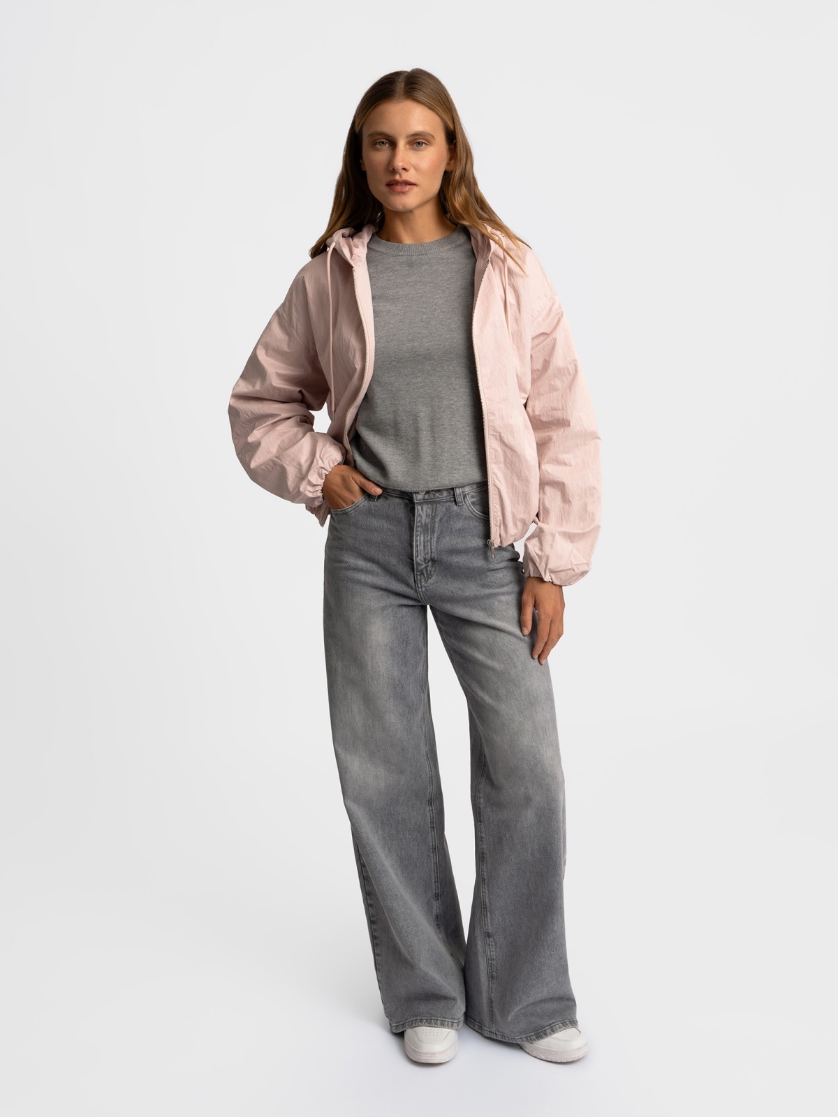 Куртка-ветровка с капюшоном без утеплителя