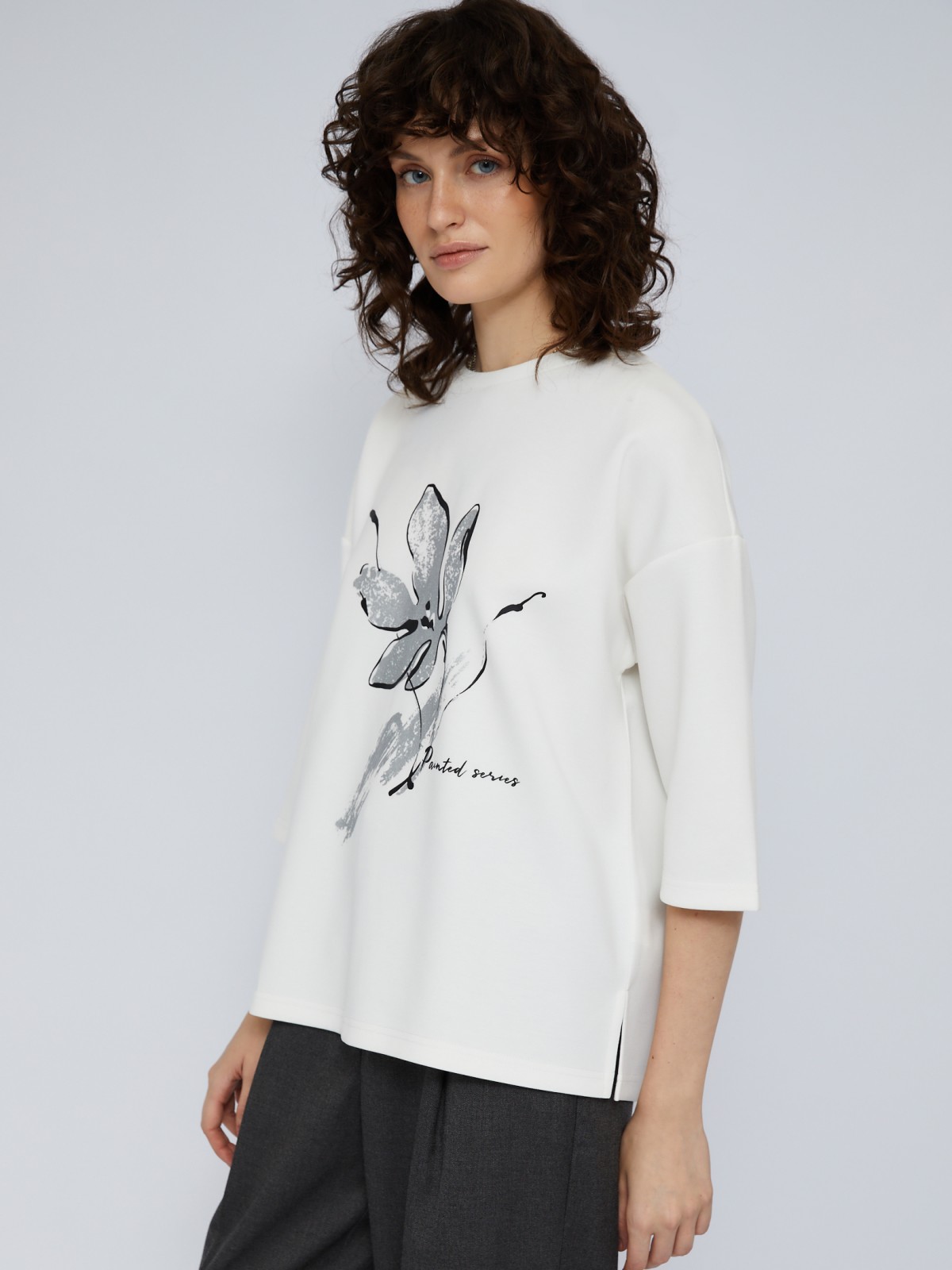 Свитшот оверсайз силуэта с укороченными рукавами и принтом