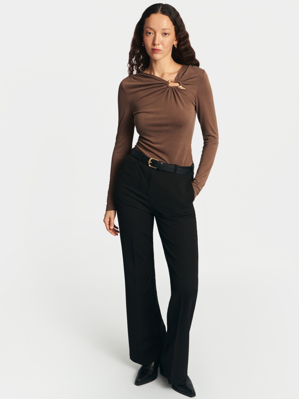 Лонгслив с акцентным вырезом