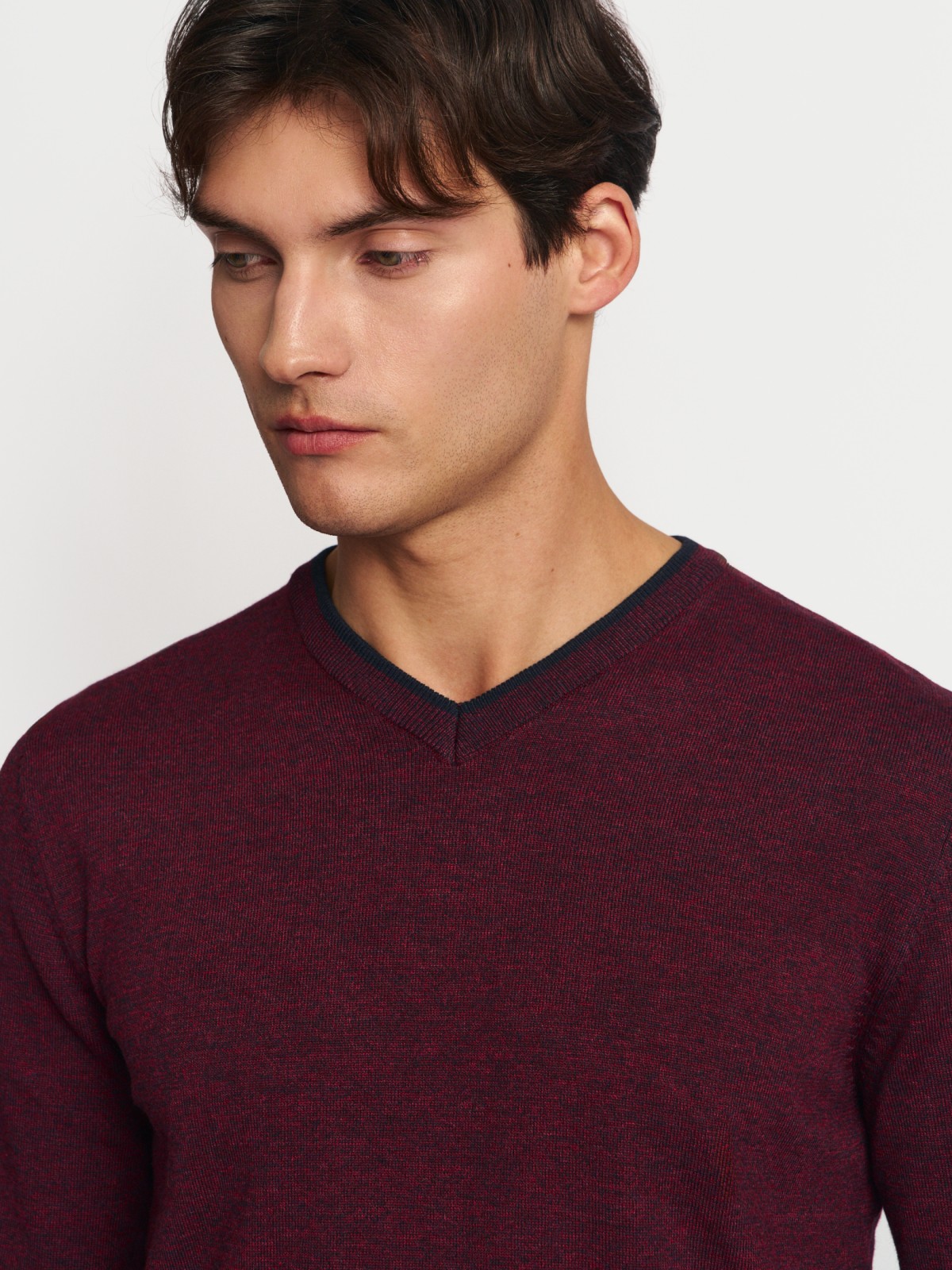 Тонкий трикотажный джемпер с вырезом