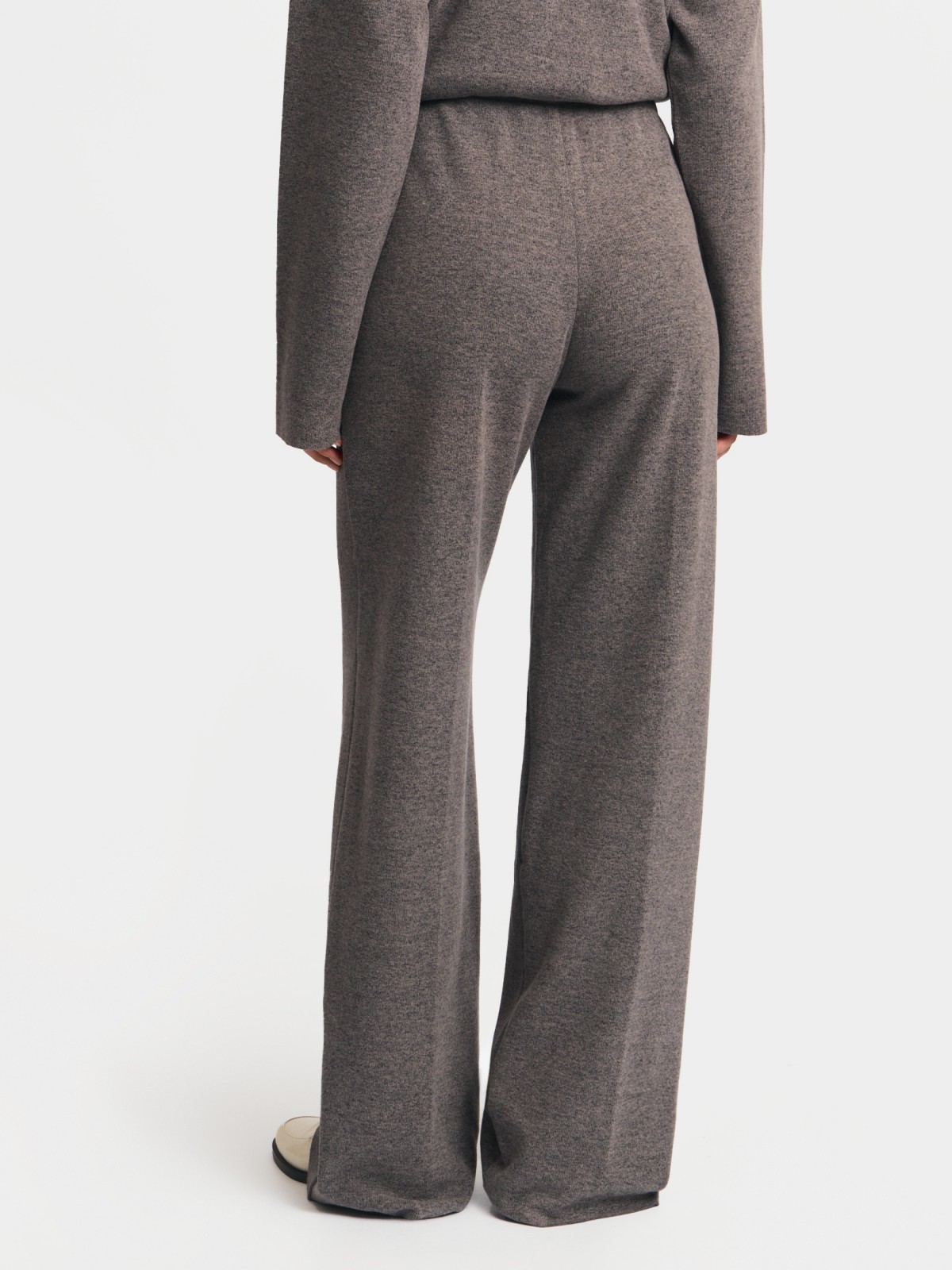 Трикотажные брюки на резинке со стрелками