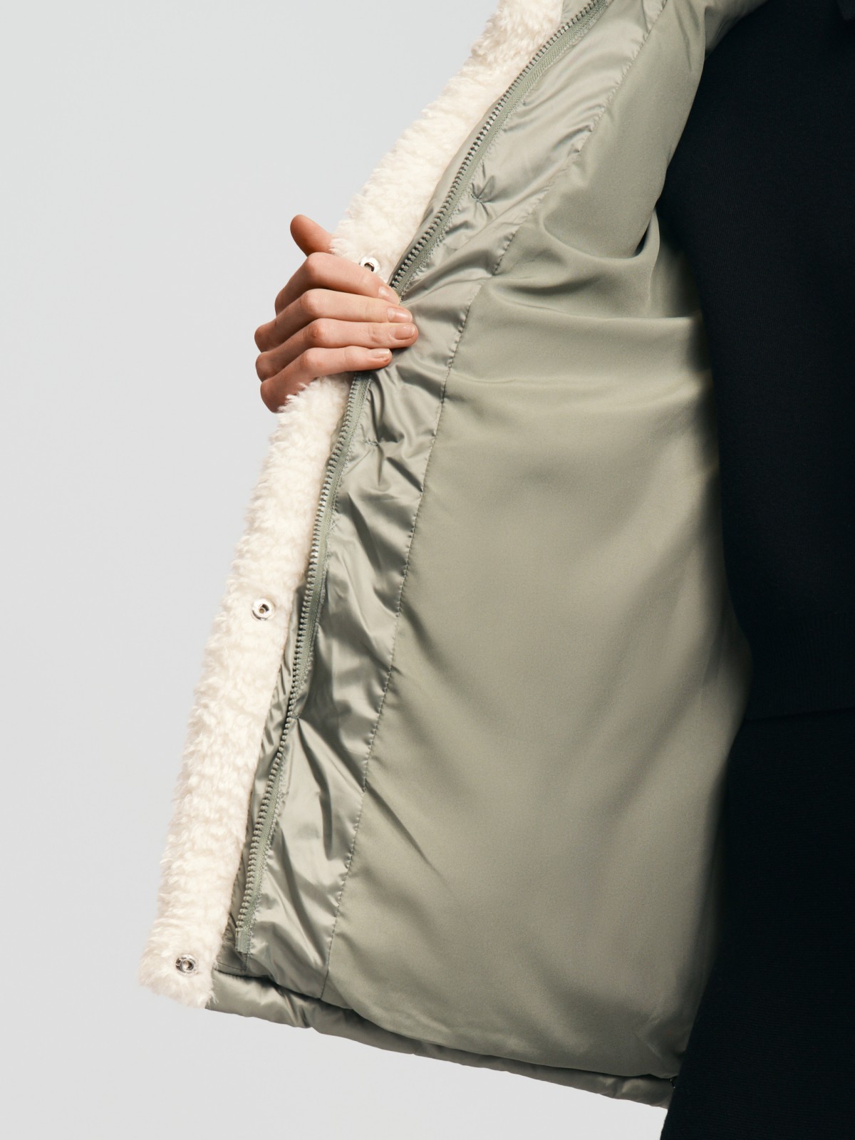 Тёплая стёганая куртка с воротником и отделкой из экомеха