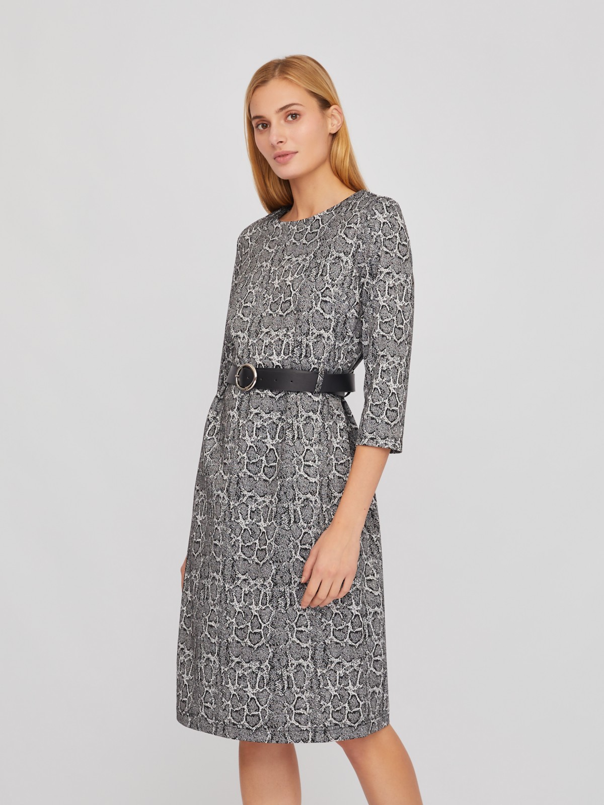 Трикотажное принтованное платье длины миди с ремнём на талии zolla 02411819F493, цвет серый, размер S