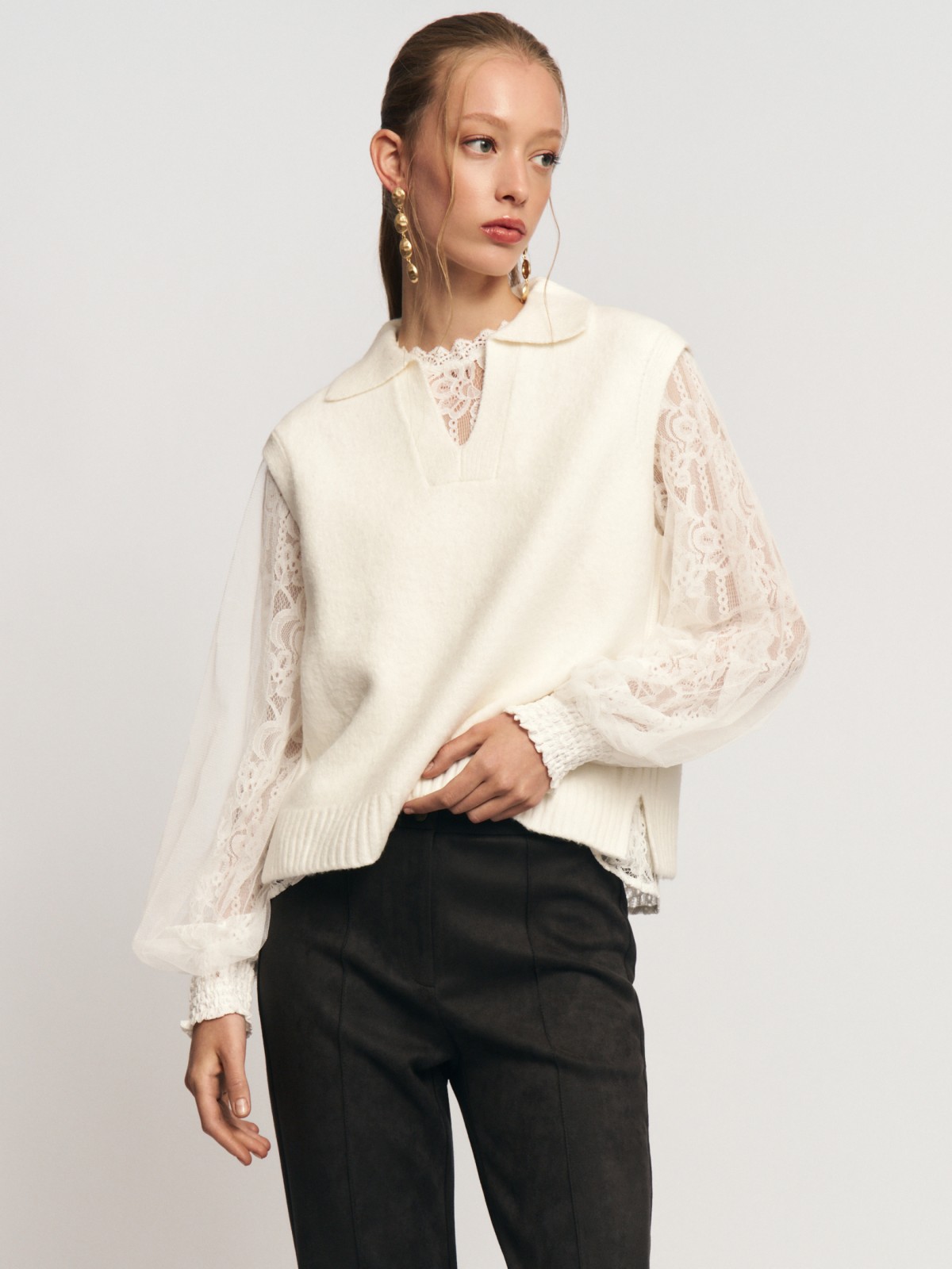 Вязаный трикотажный жилет с воротником