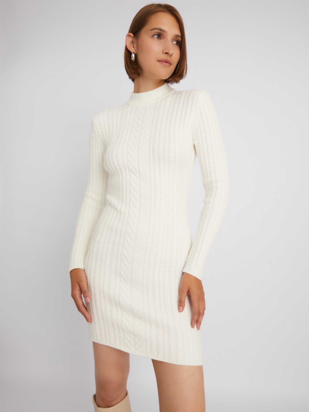 Вязаное платье-свитер длины мини с узором косы