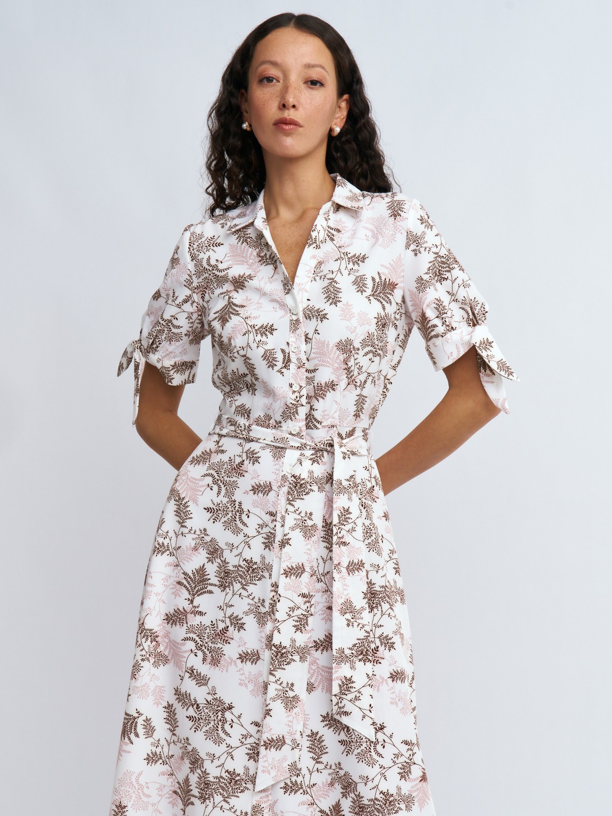 Платье-рубашка длины миди с поясом и принтом