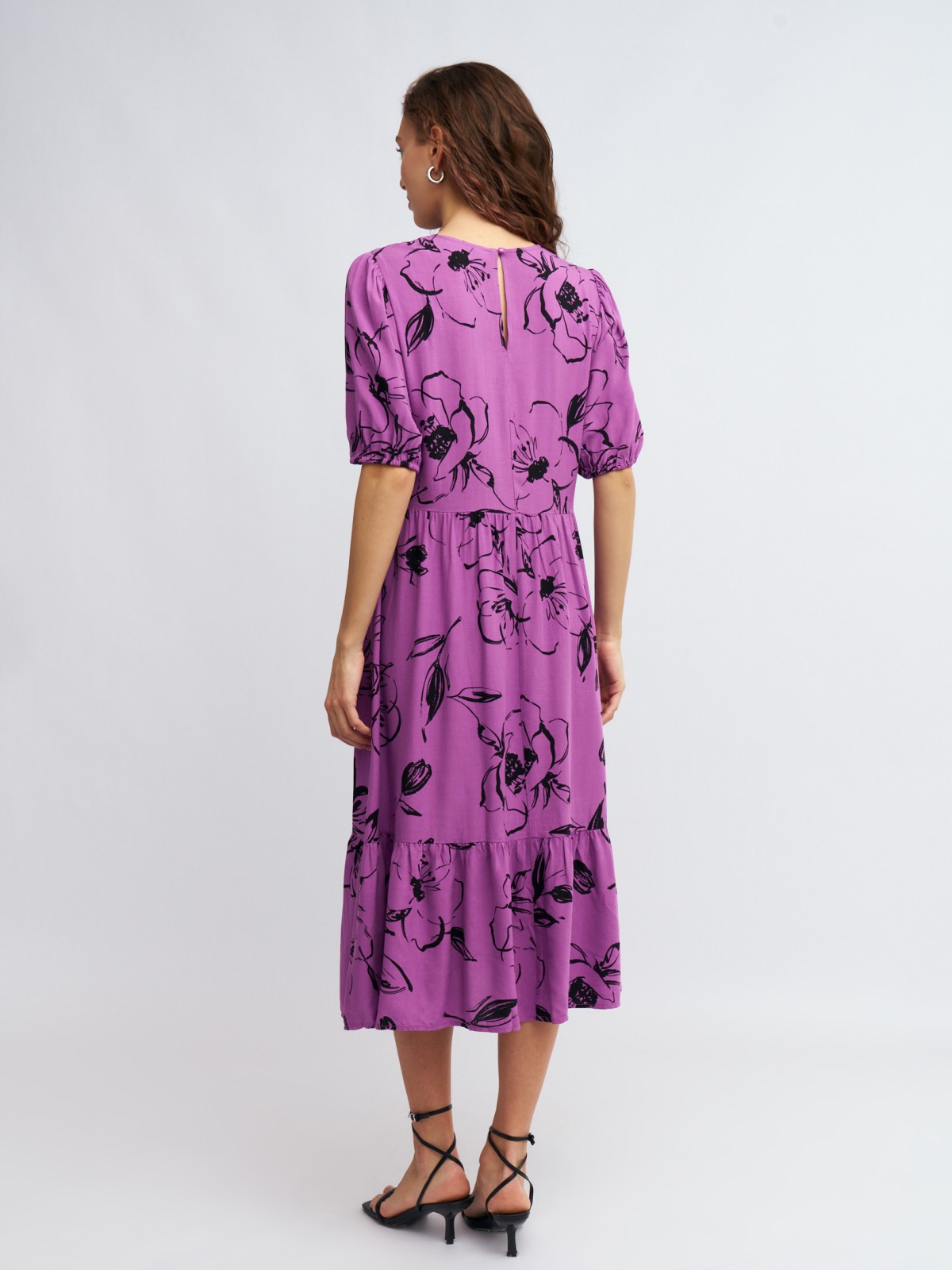 Ярусное платье миди с цветочным принтом