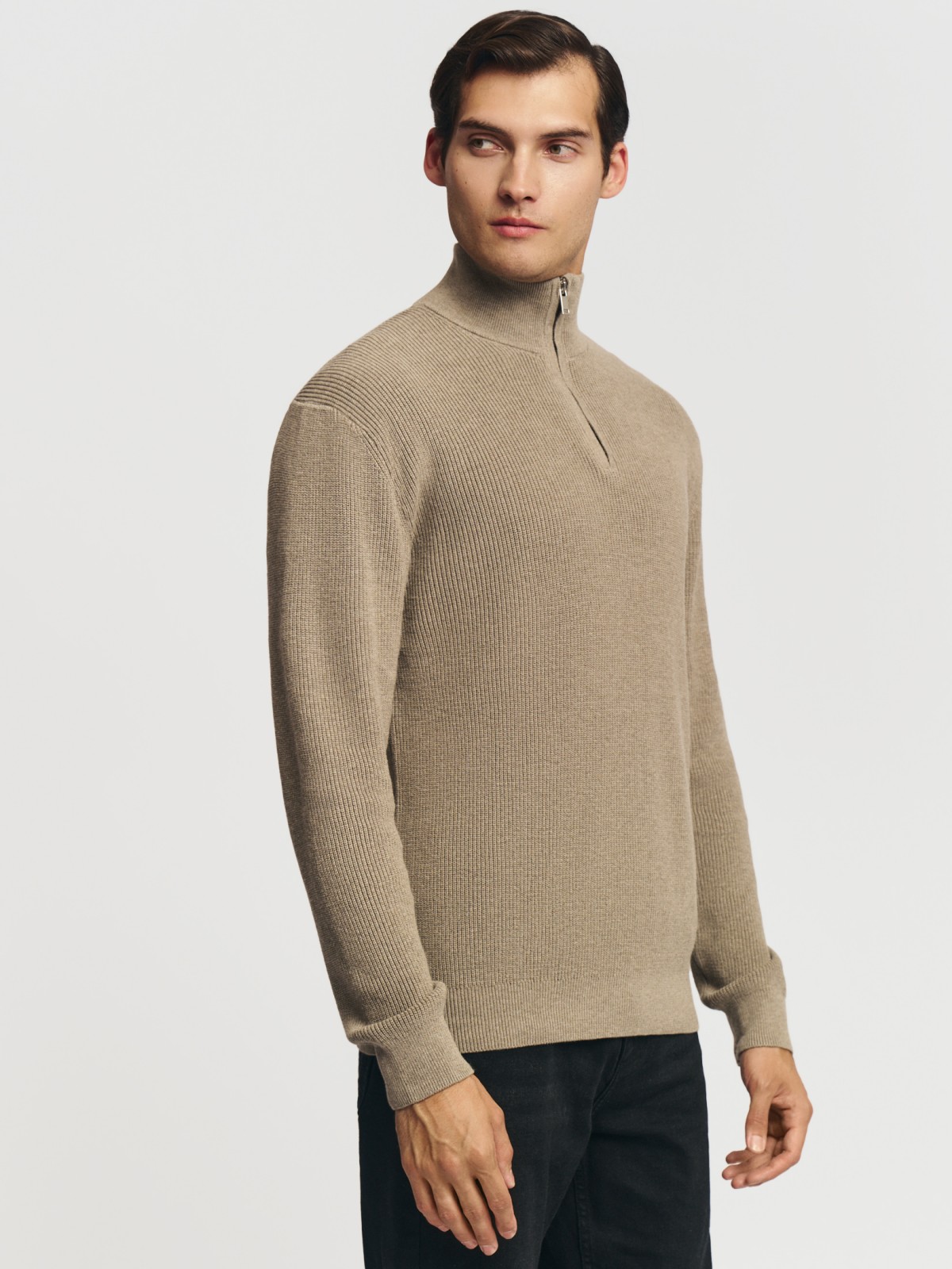 Тонкий вязаный свитер с горлом на молнии