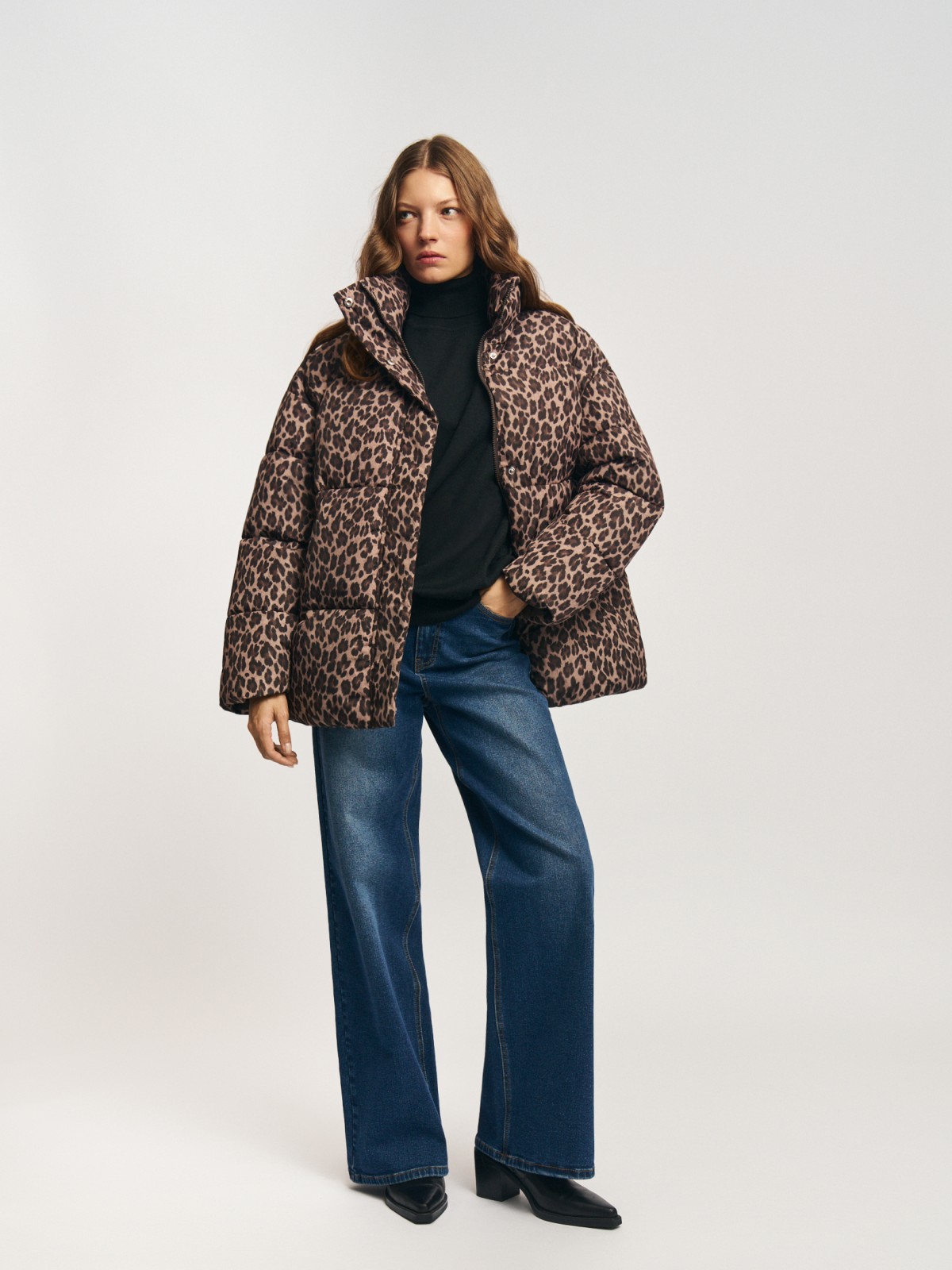 Тёплая леопардовая куртка с высоким воротником