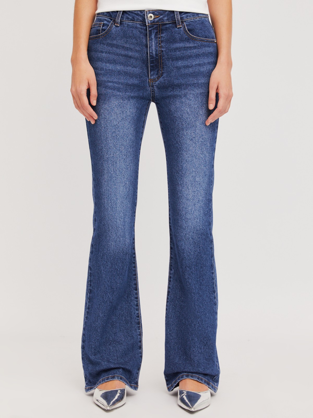 Джинсы силуэта Bootcut со средней посадкой