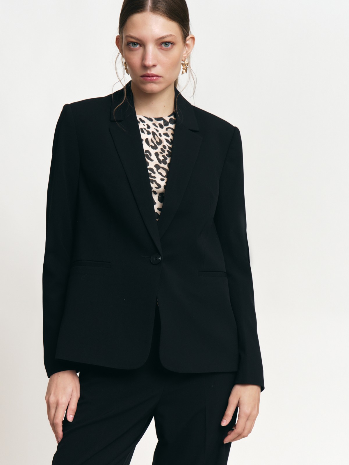 Однобортный жакет прилегающего силуэта на пуговице