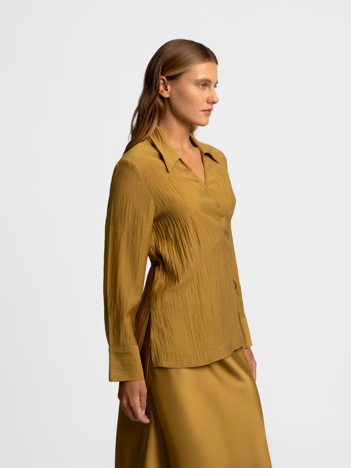 Приталенная блузка на запах с длинным рукавом