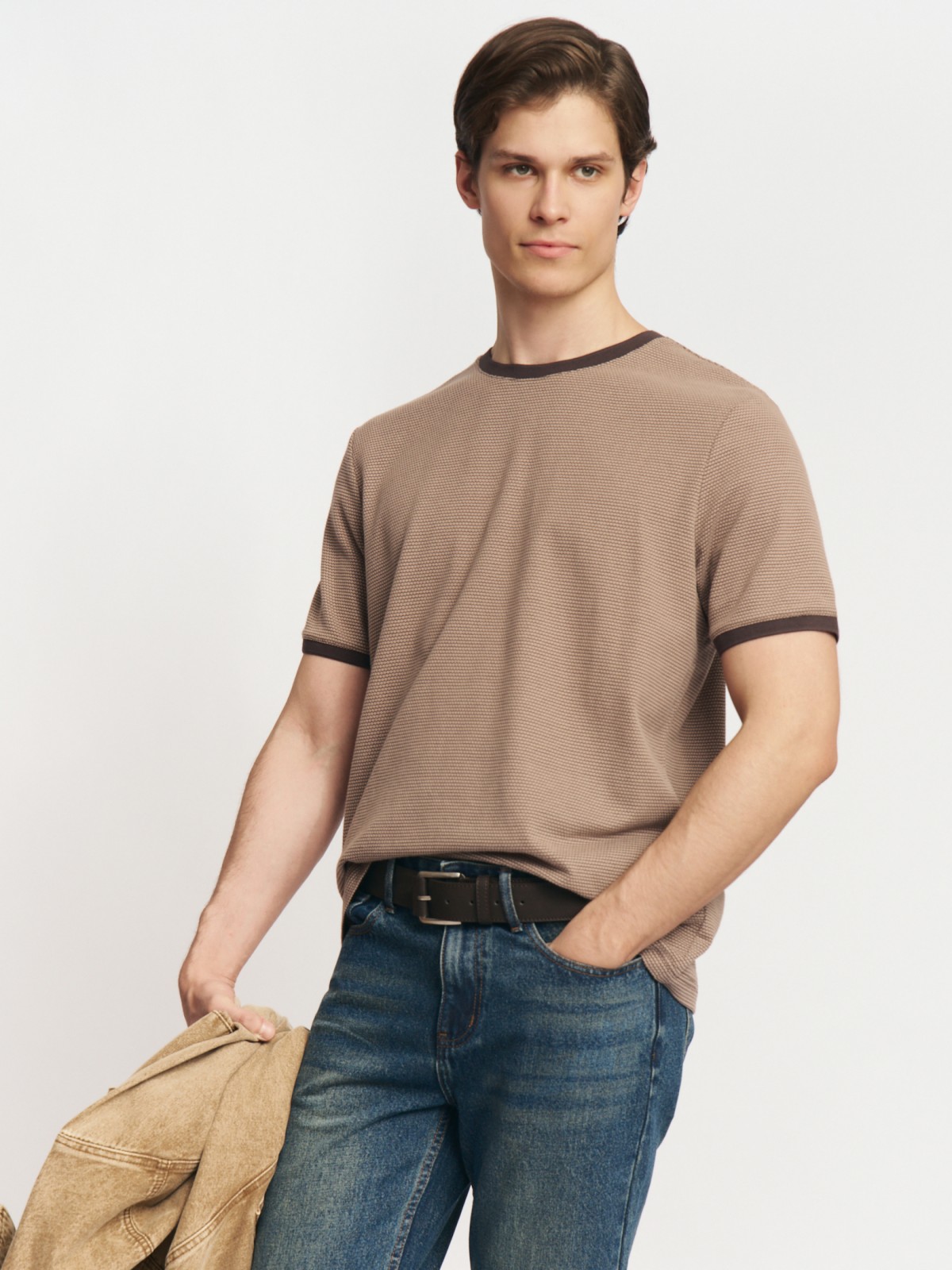 Однотонная базовая футболка из трикотажа