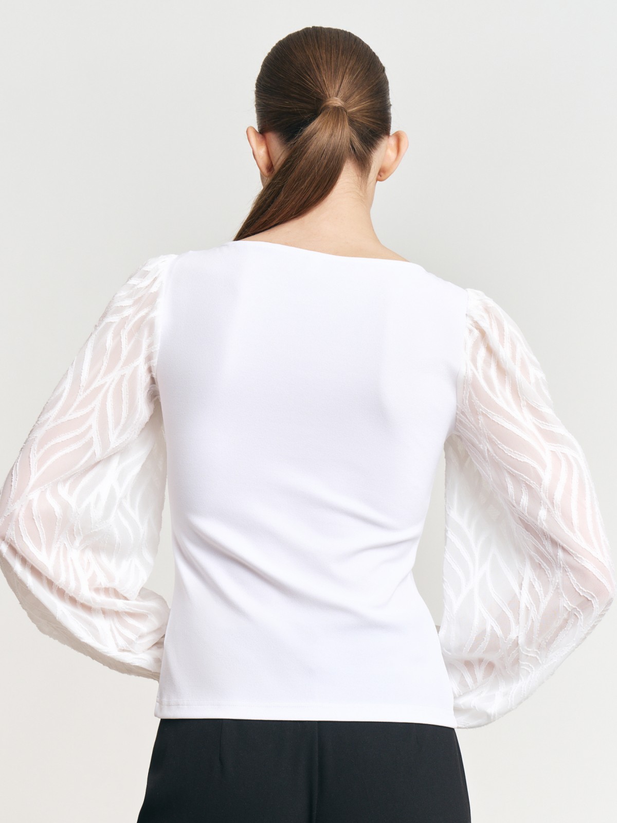 Трикотажный топ-блузка с акцентными рукавами