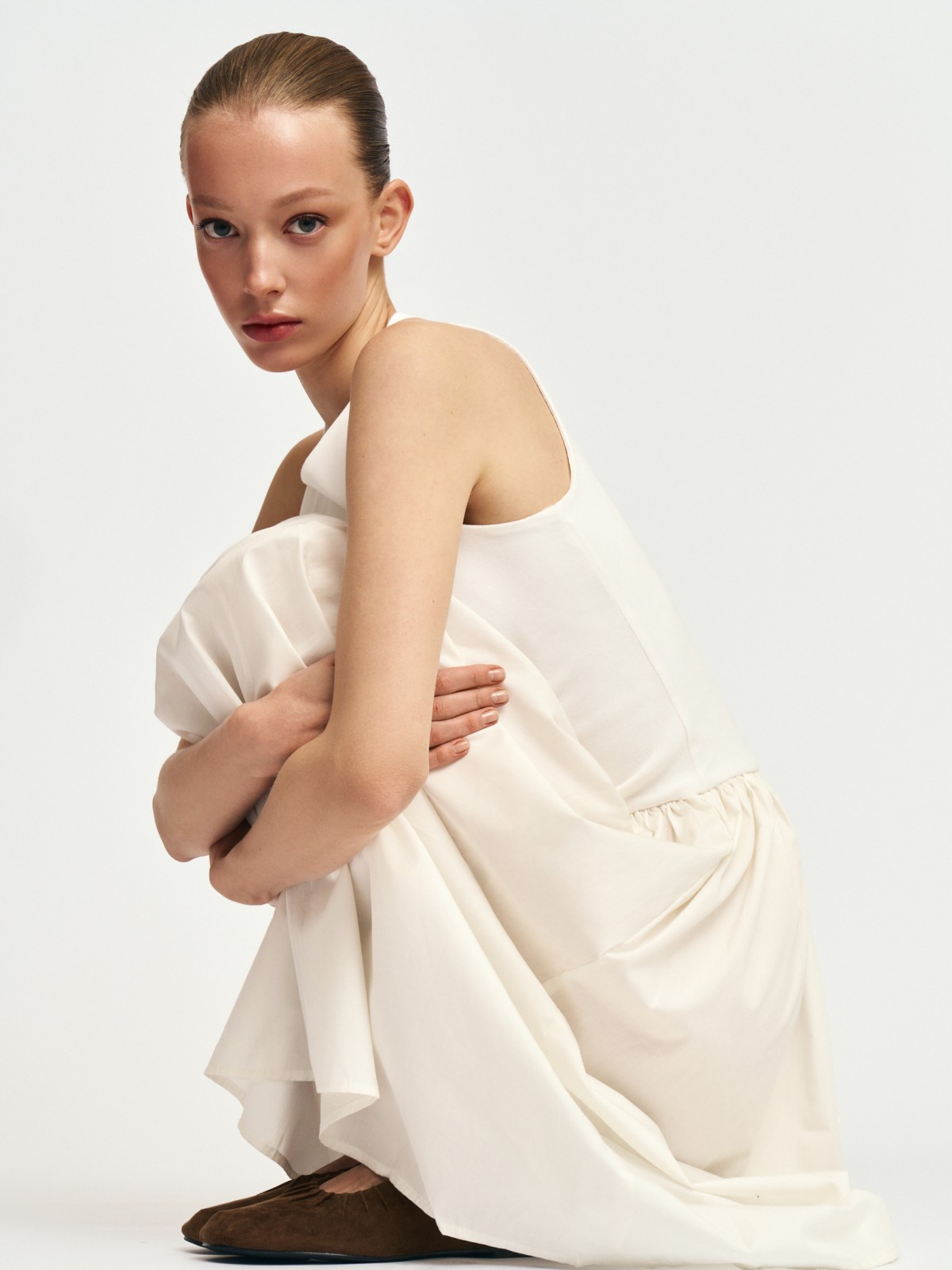 Комбинированное платье миди без рукавов