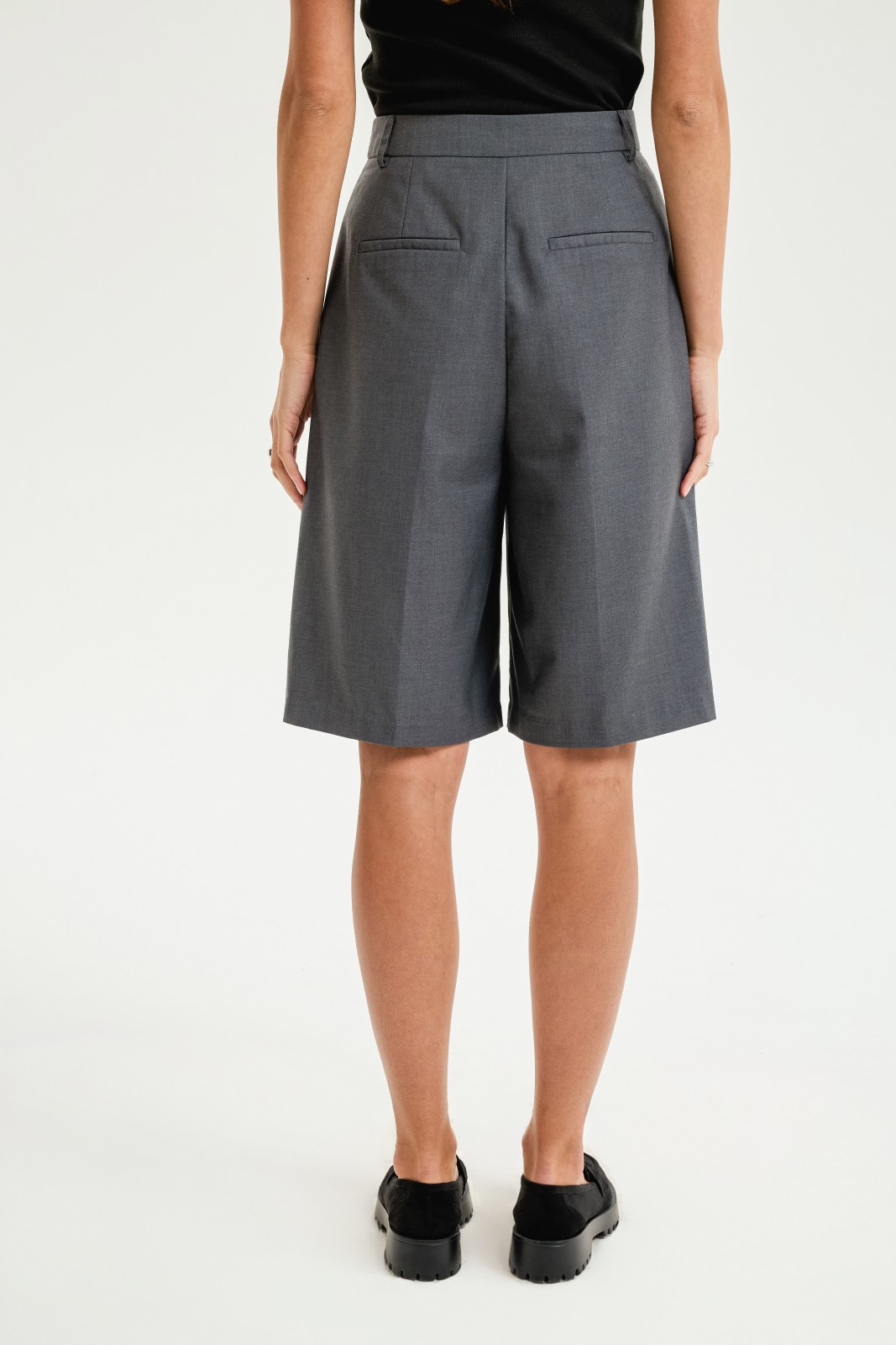 Удлинённые шорты-бермуды со стрелками