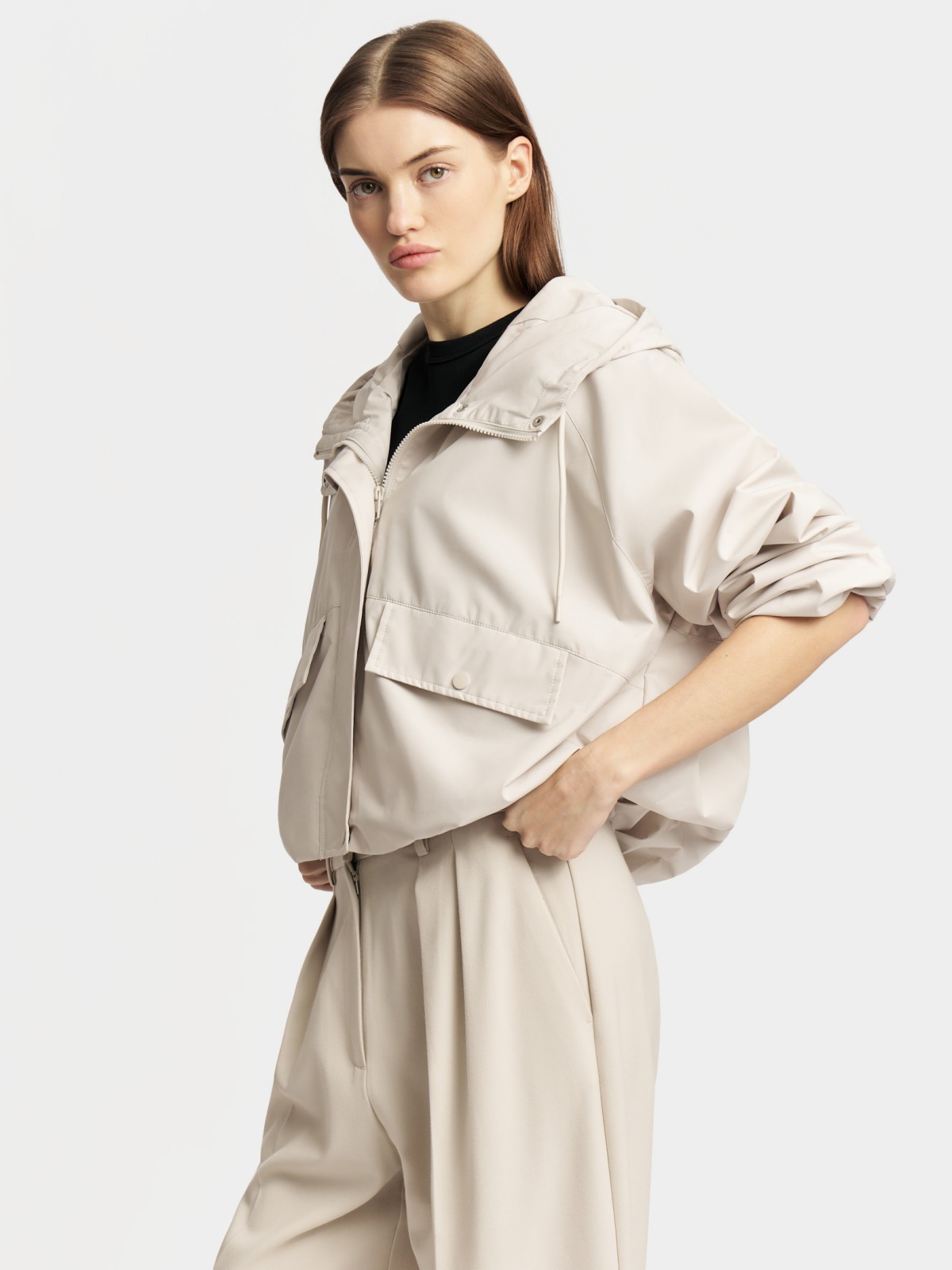 Куртка-ветровка с капюшоном без утеплителя