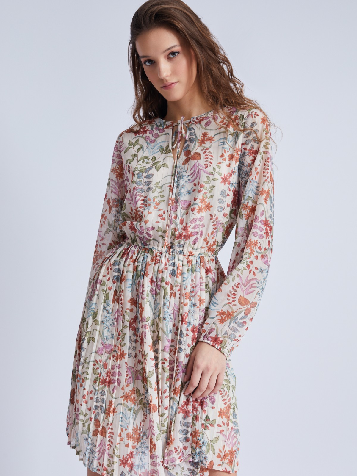 Шифоновое платье с плиссировкой на подоле, люрексом и цветочным принтом