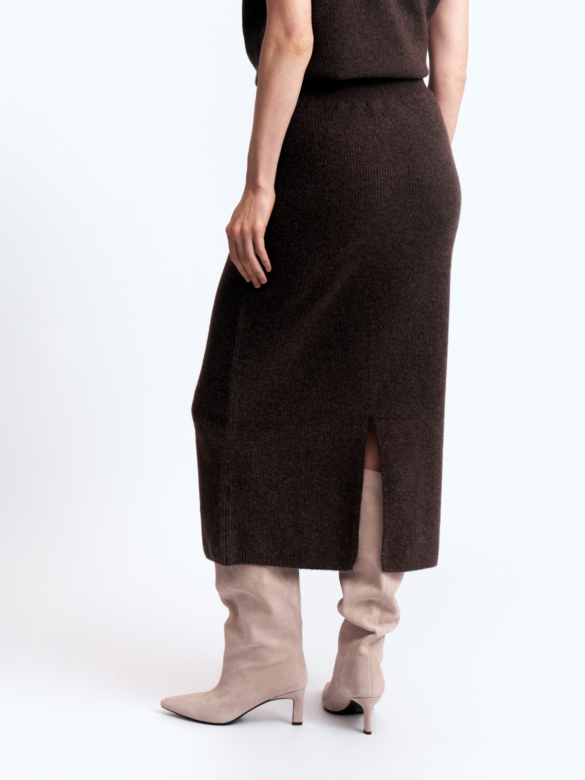 Вязаная юбка-карандаш с разрезом