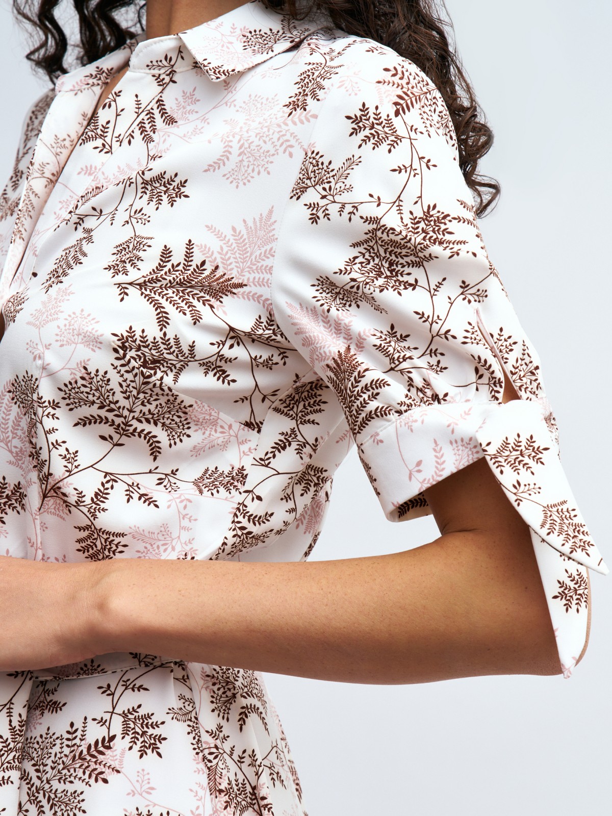 Платье-рубашка длины миди с поясом и принтом