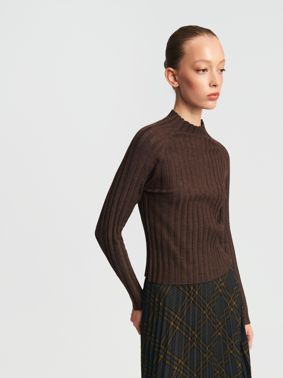 Трикотажный свитер-водолазка с горлом