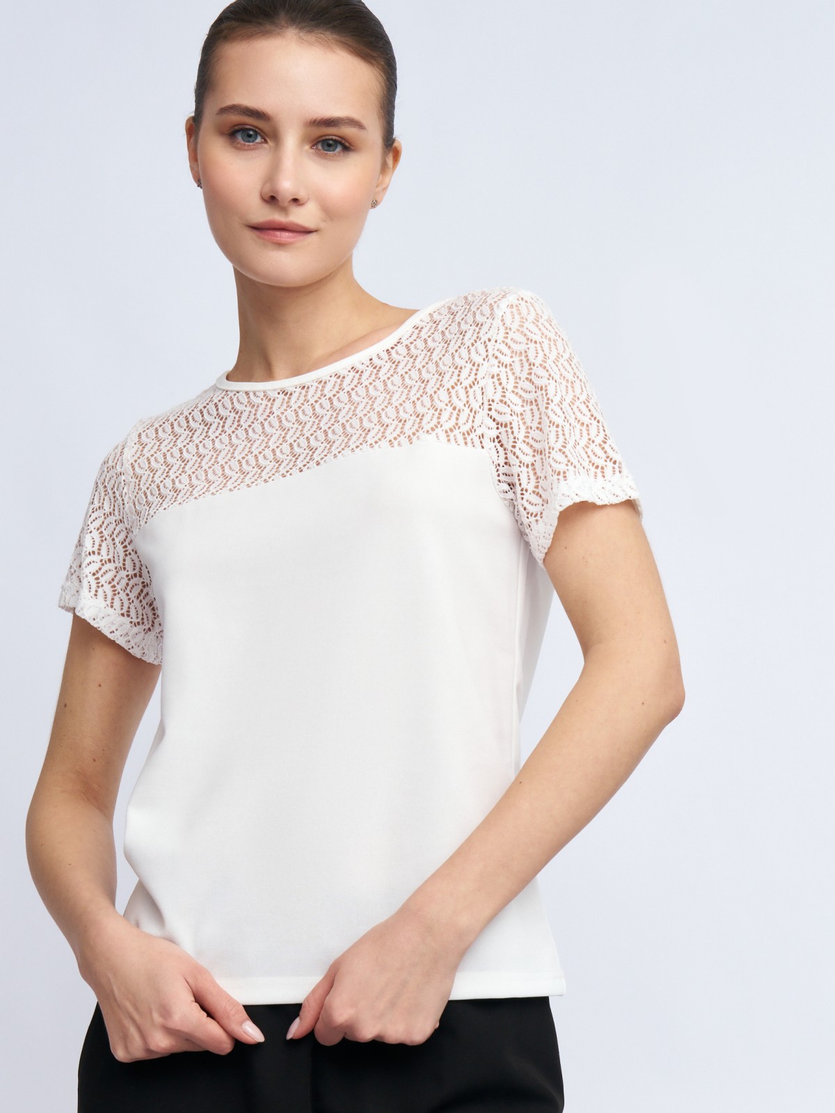 Топ-блузка с кружевной кокеткой и коротким рукавом