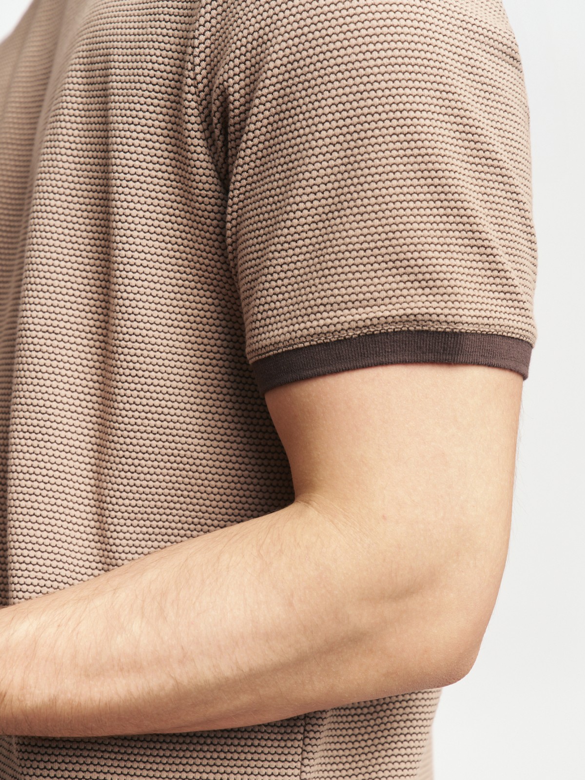 Однотонная базовая футболка из трикотажа