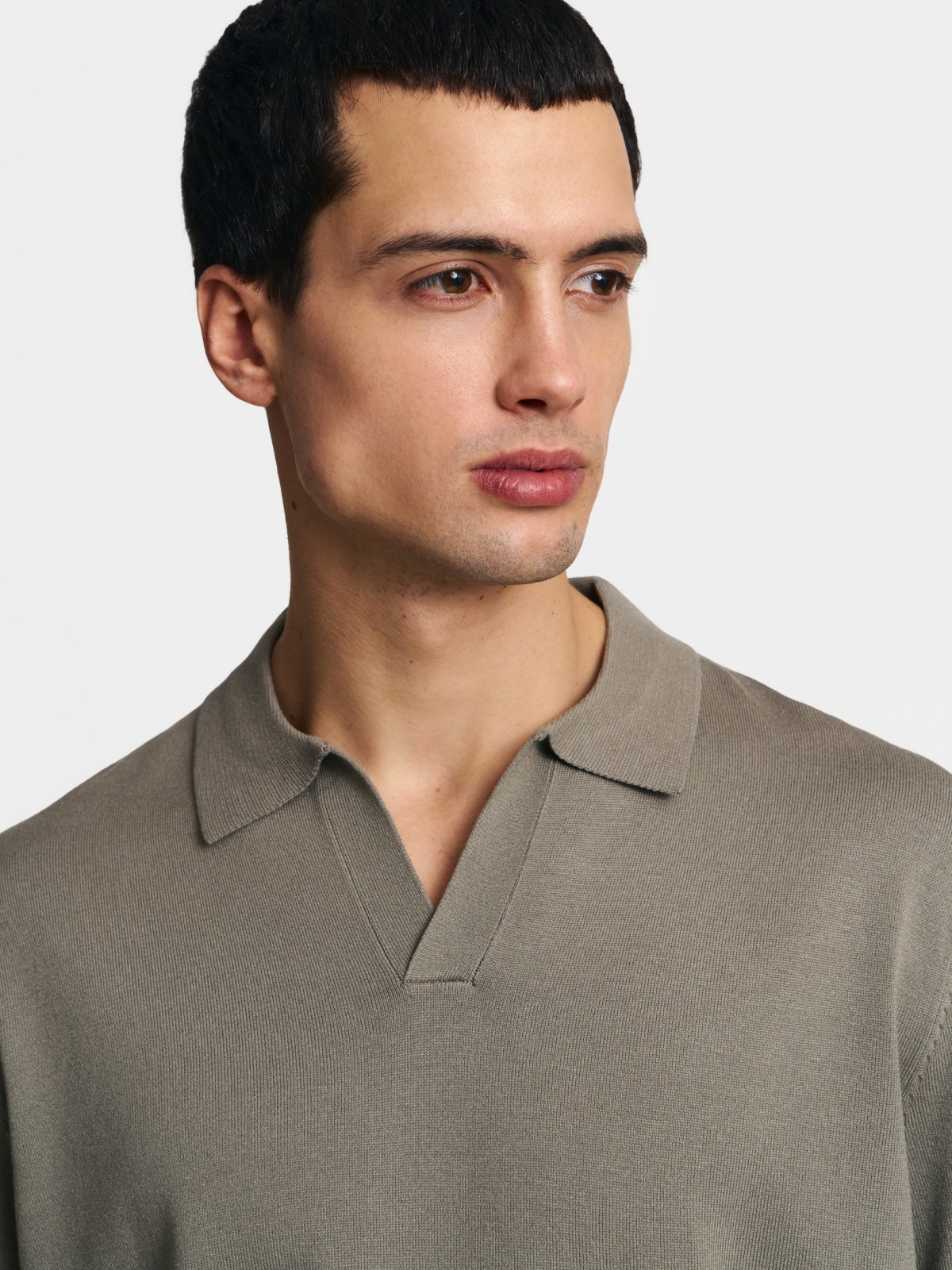 Тонкий трикотажный джемпер с воротником поло