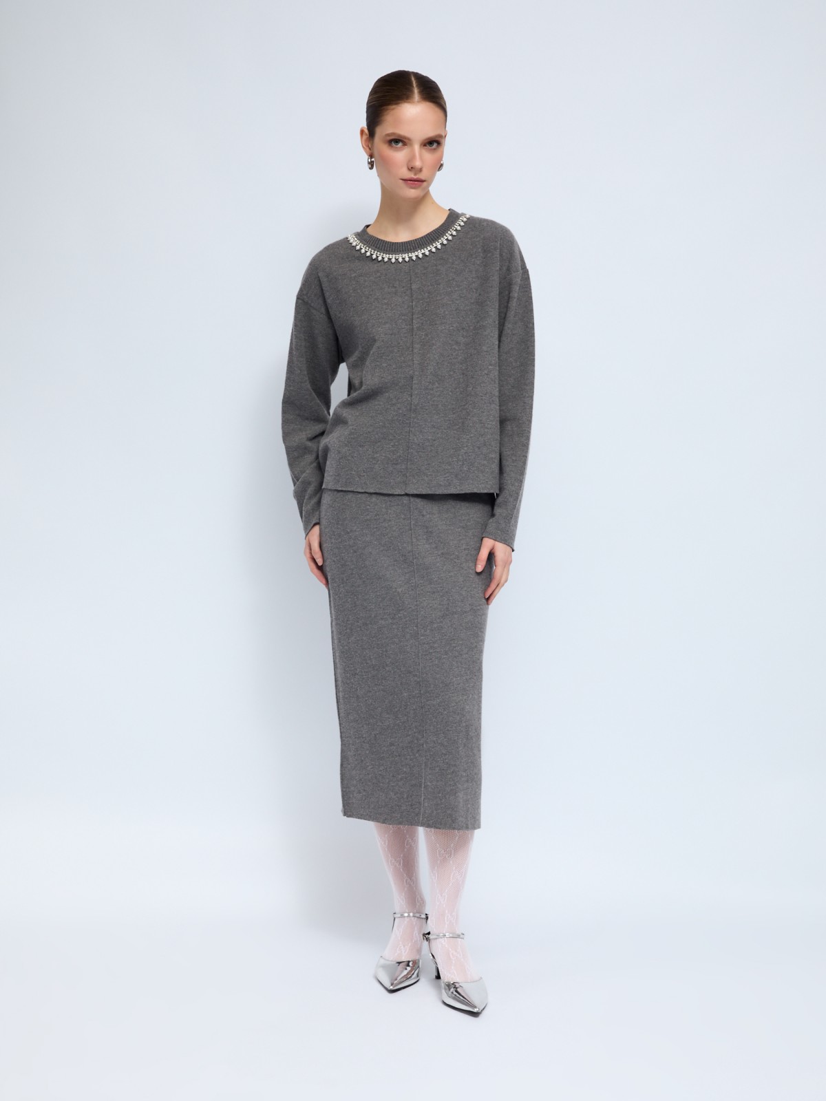 Трикотажный джемпер с декором у выреза