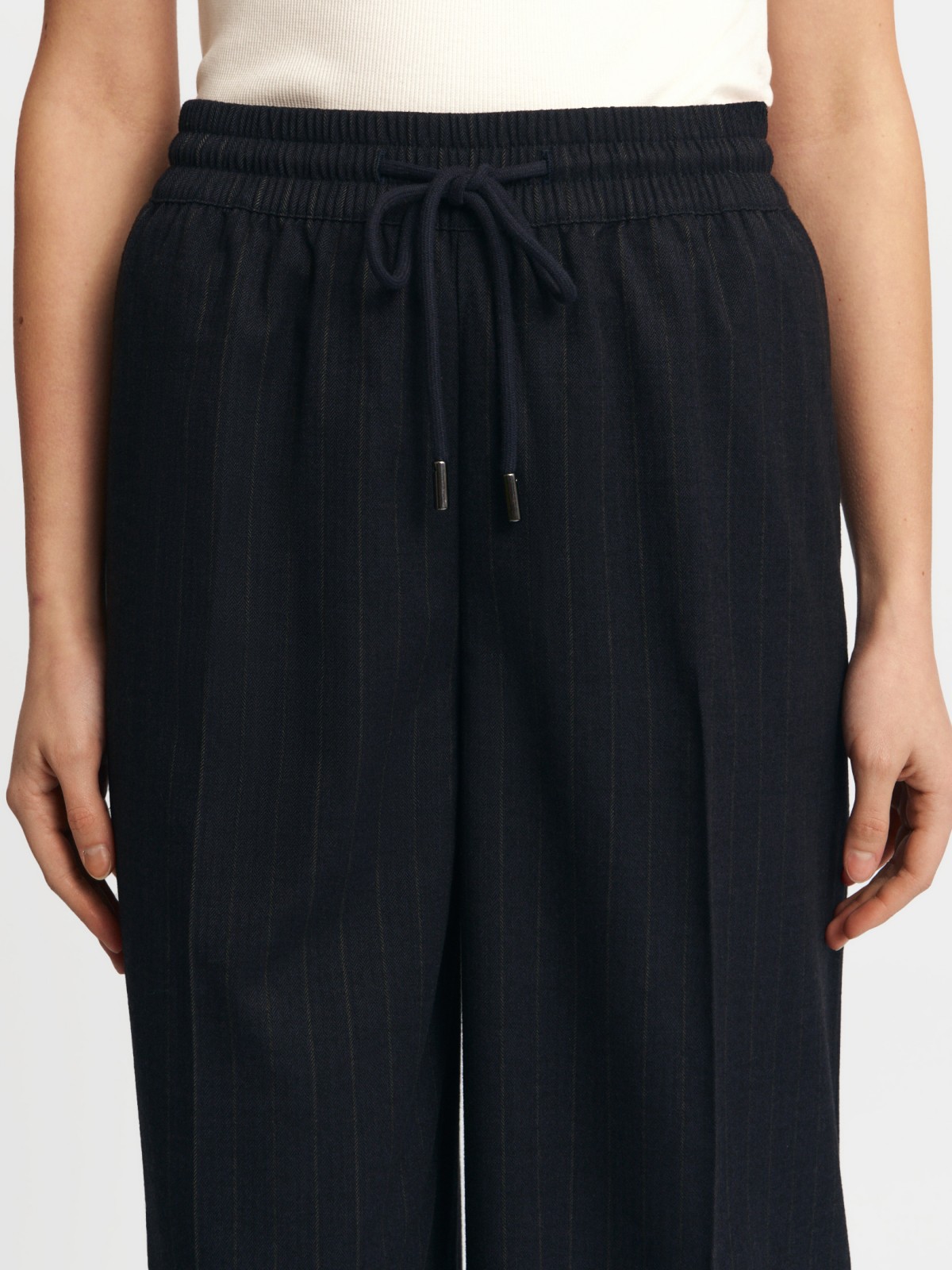 Брюки прямого фасона на резинке со стрелками