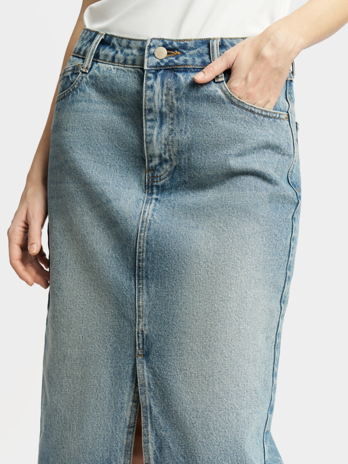 Прямая джинсовая юбка миди с разрезом