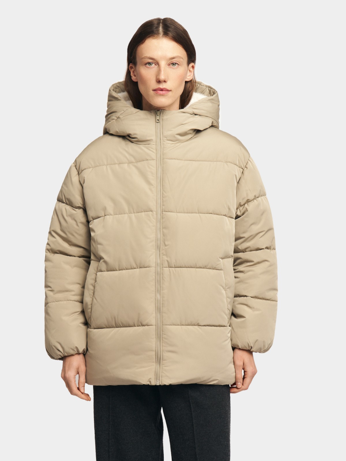 Тёплая куртка с капюшоном и подкладкой из экомеха