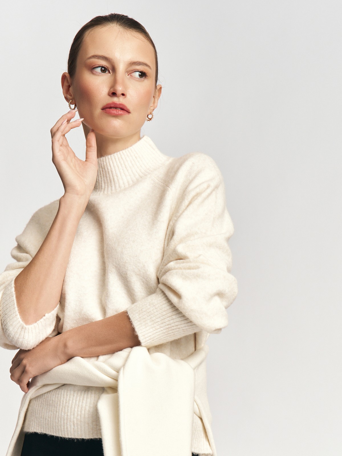 Вязаный свитер с воротником-стойкой