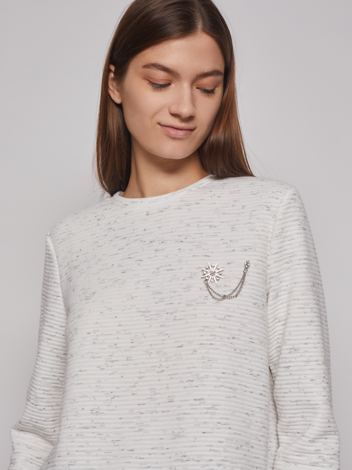 Комбинированный джемпер с брошью