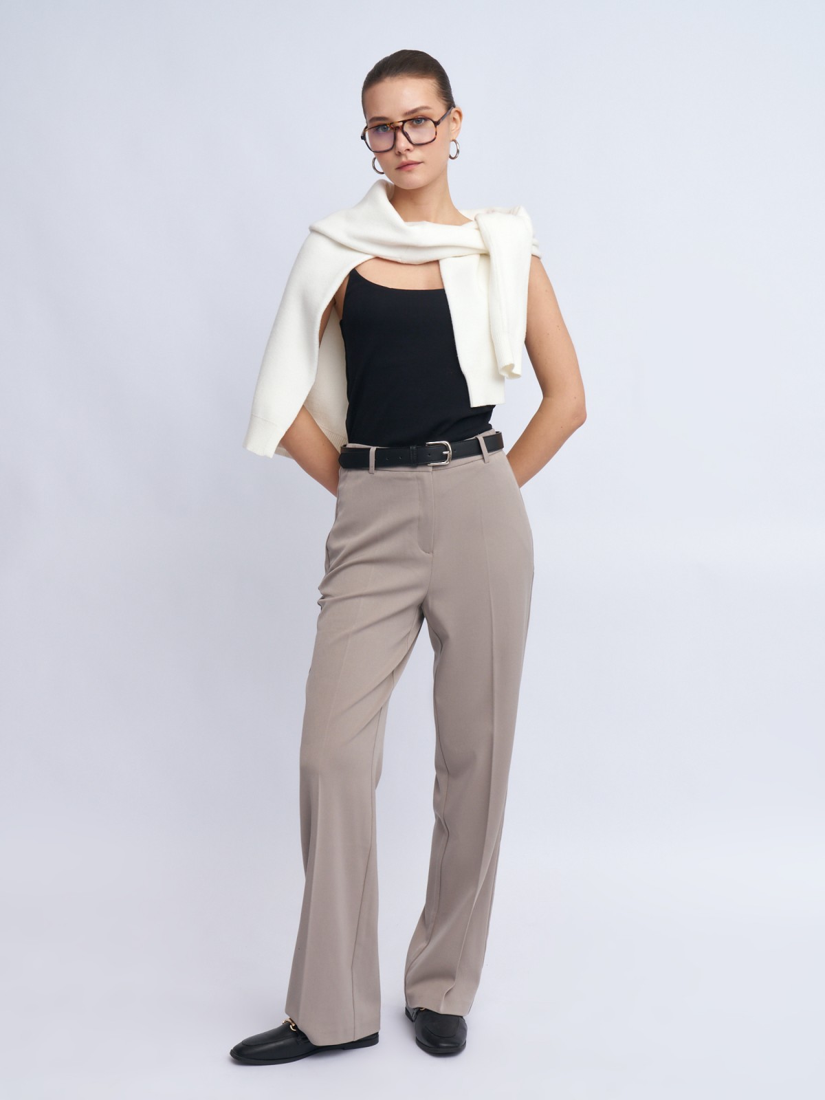 Офисные брюки прямого силуэта со стрелками