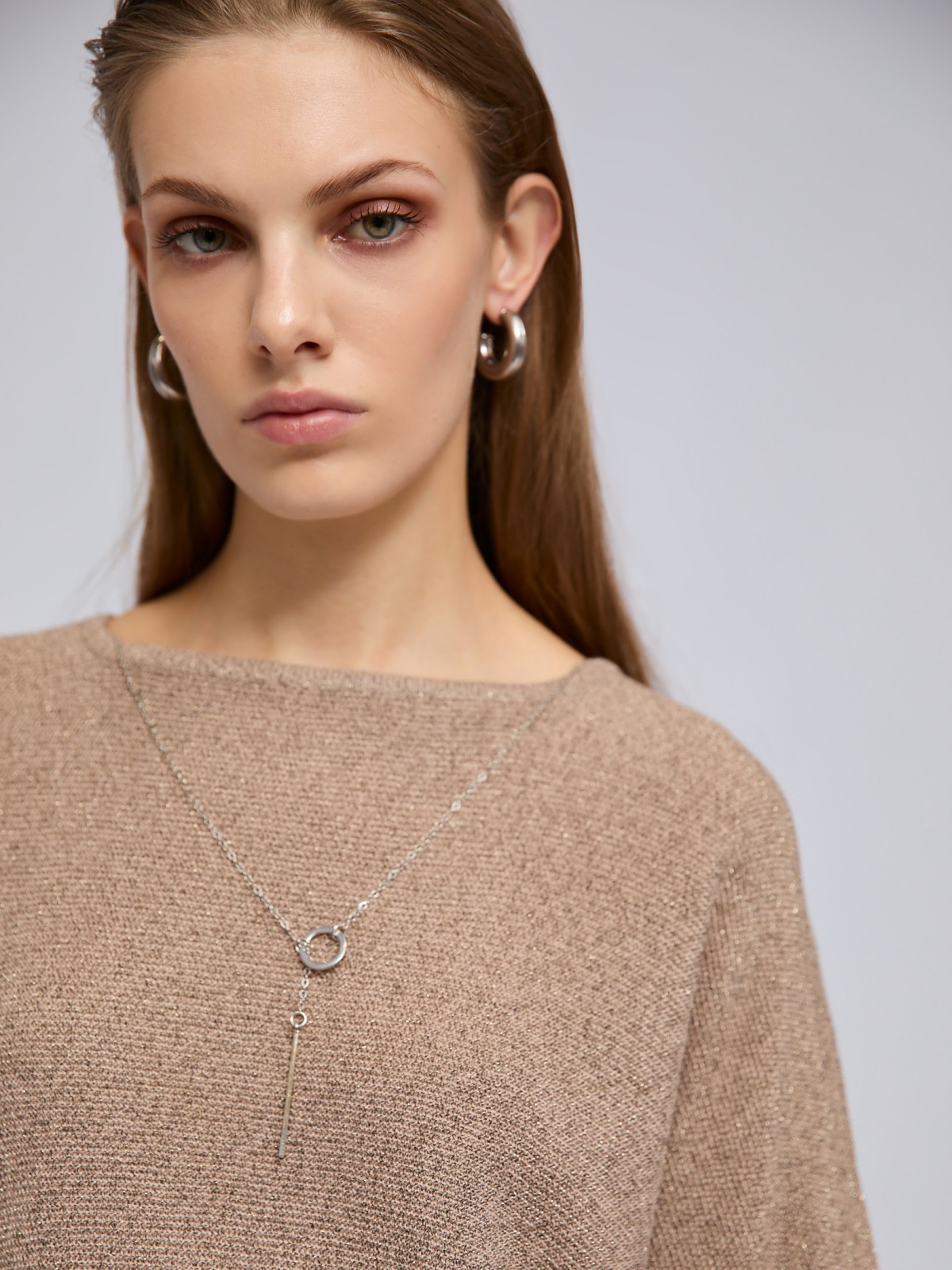 Блестящий джемпер с люрексом и декоративной подвеской