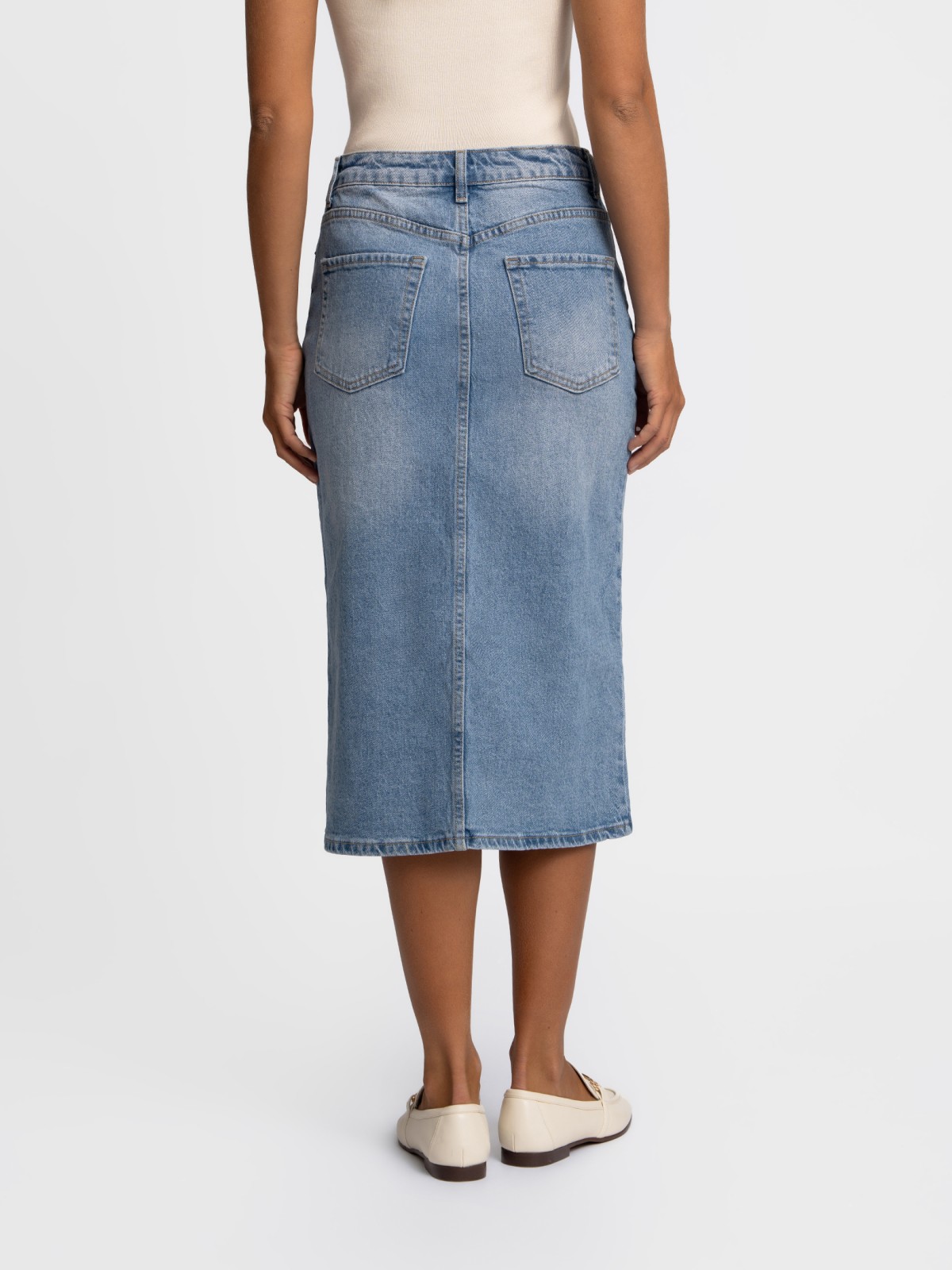 Прямая джинсовая юбка миди с разрезом