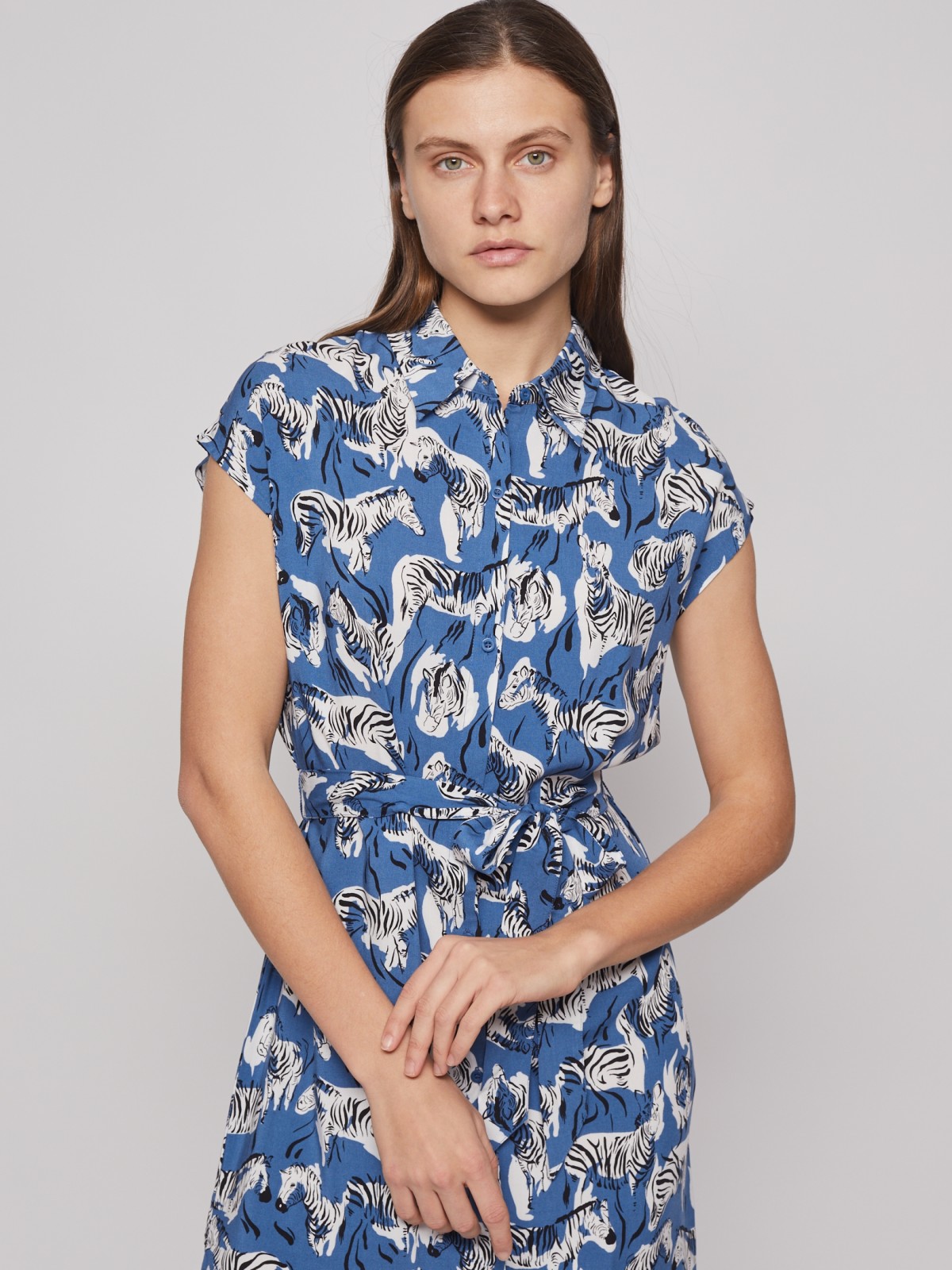 Принтованное платье-рубашка с поясом zolla 02223824Y073, цвет голубой, размер S - фото 4