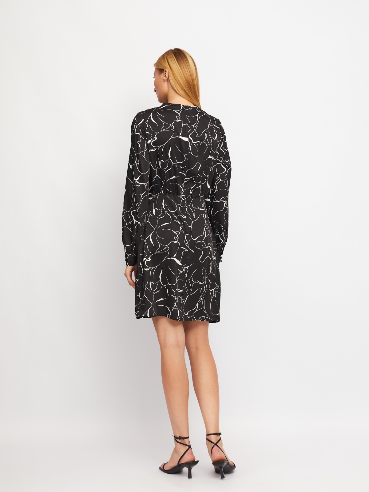 Атласное платье длины мини с драпировкой и подолом на запах zolla 024118262131, цвет черный, размер XS - фото 6