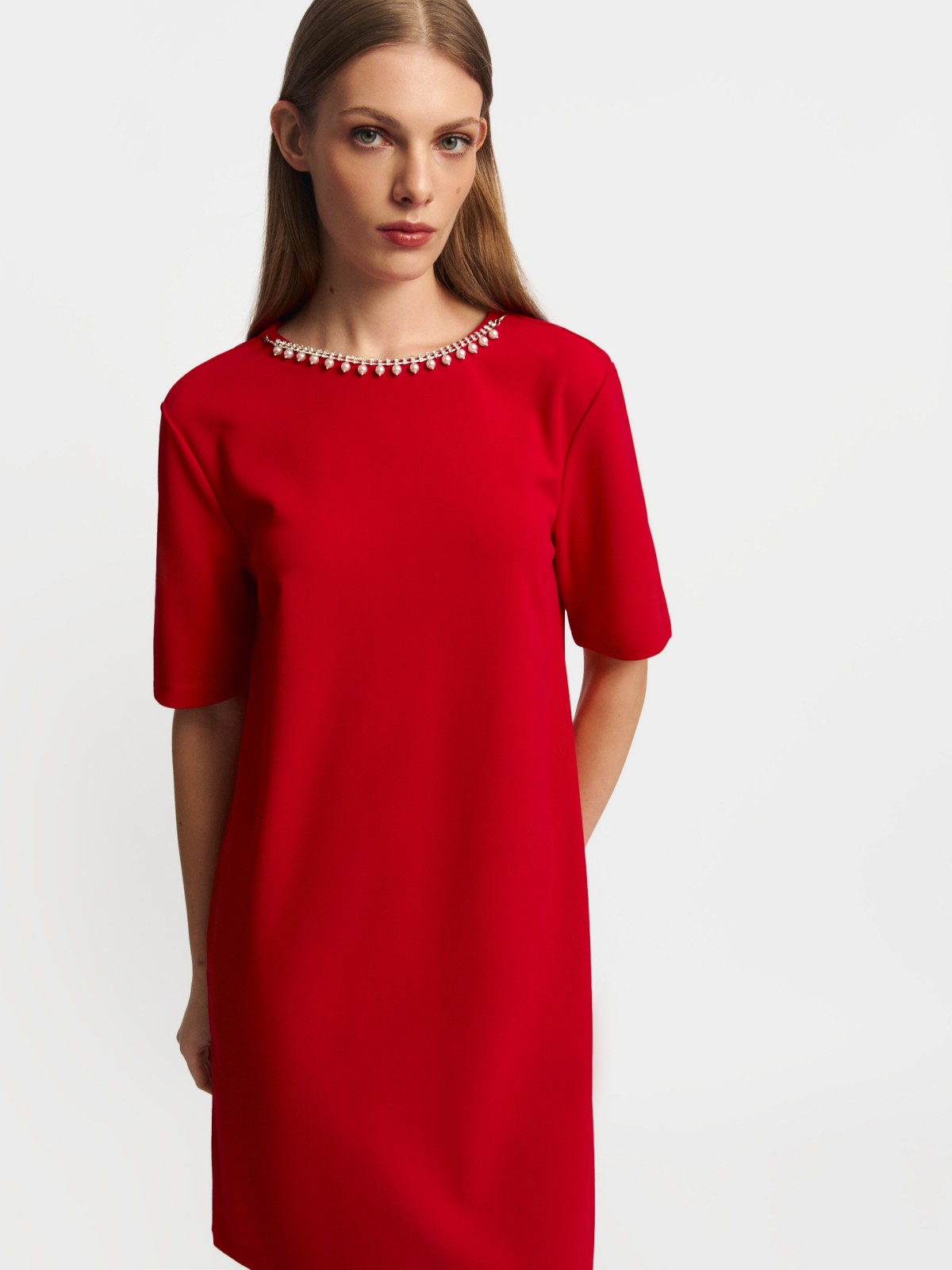 Платье мини с коротким рукавом и цепочкой