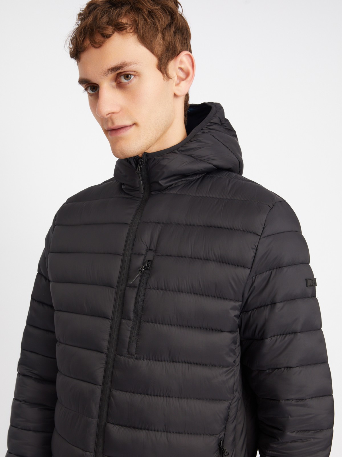 Лёгкая утеплённая стёганая куртка на молнии с капюшоном zolla 013335114014, цвет черный, размер S - фото 5