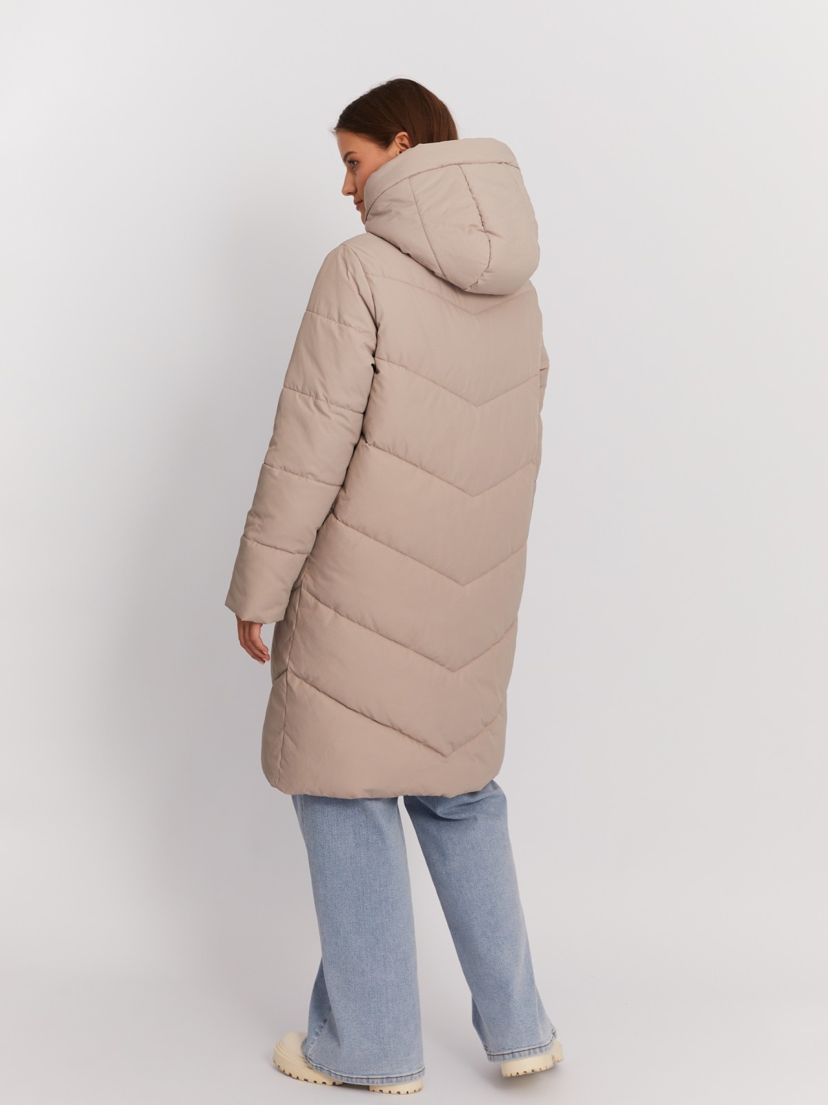 Тёплая стёганая куртка-пальто удлинённого фасона с капюшоном