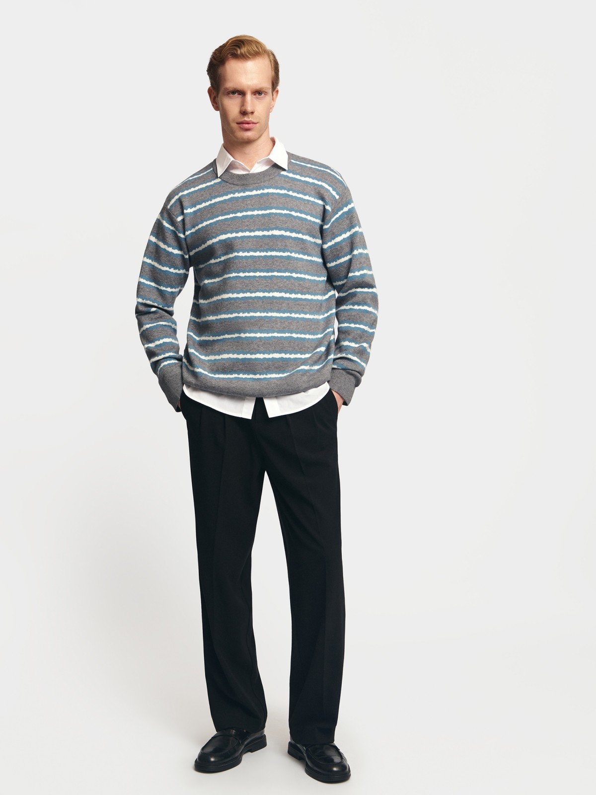 Тонкий вязаный джемпер в полоску