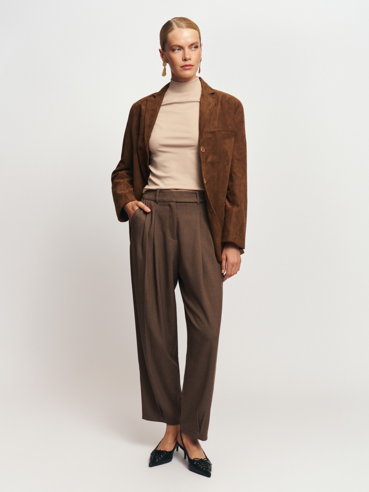 Офисные брюки фасона Carrot с защипами