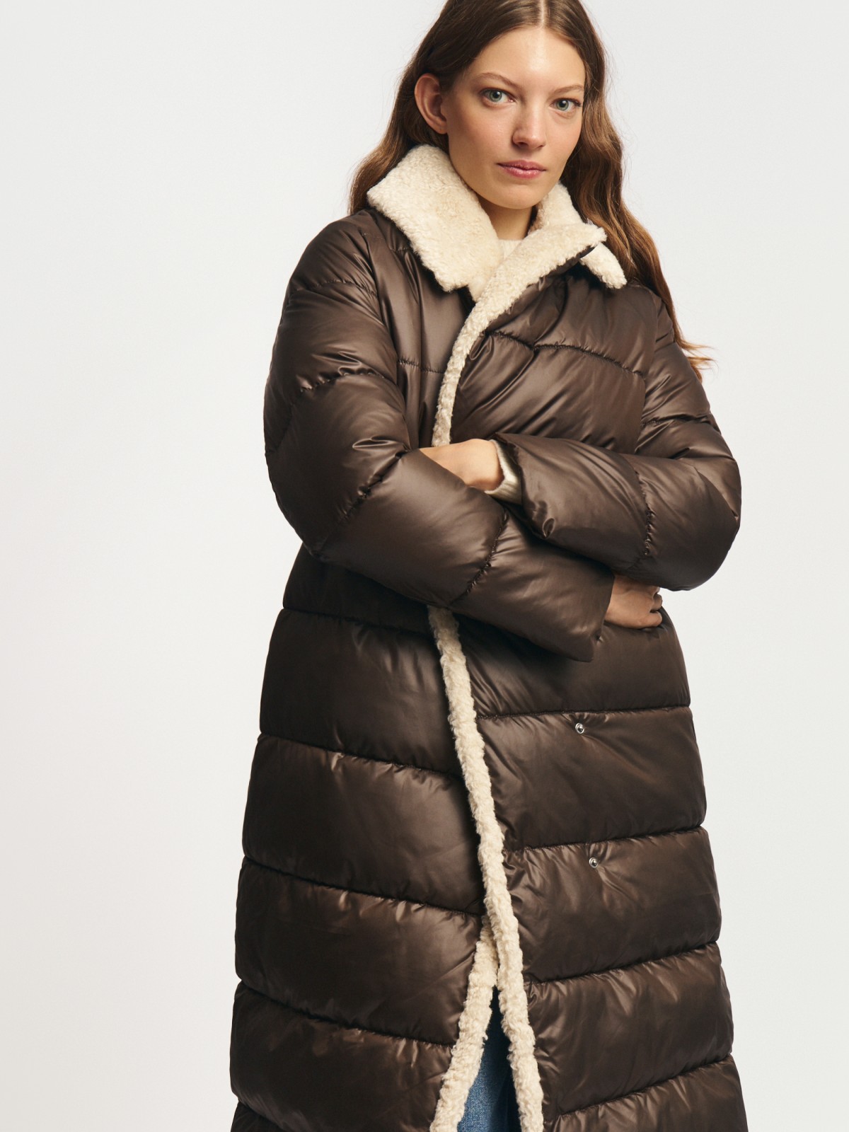 Тёплая стёганая куртка-пальто с отложным воротником и поясом