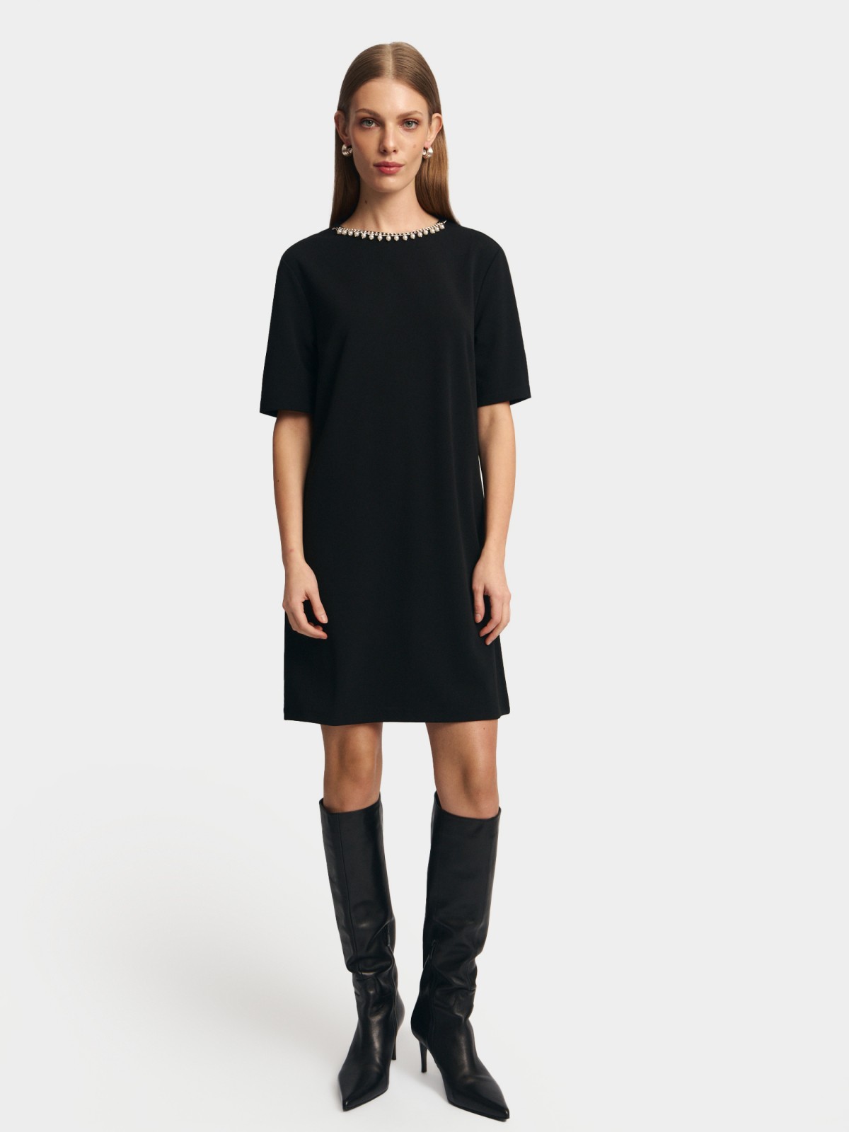 Платье мини с коротким рукавом и цепочкой