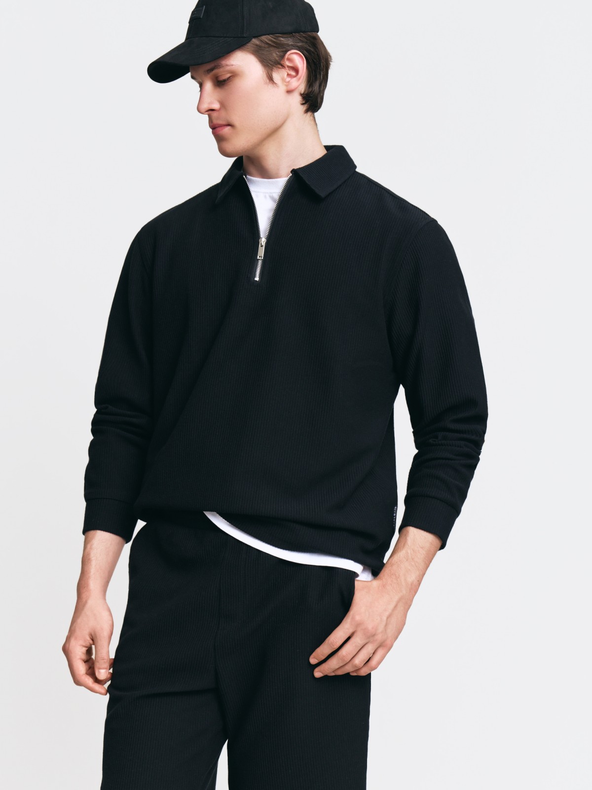 Однотонный свитшот с воротником