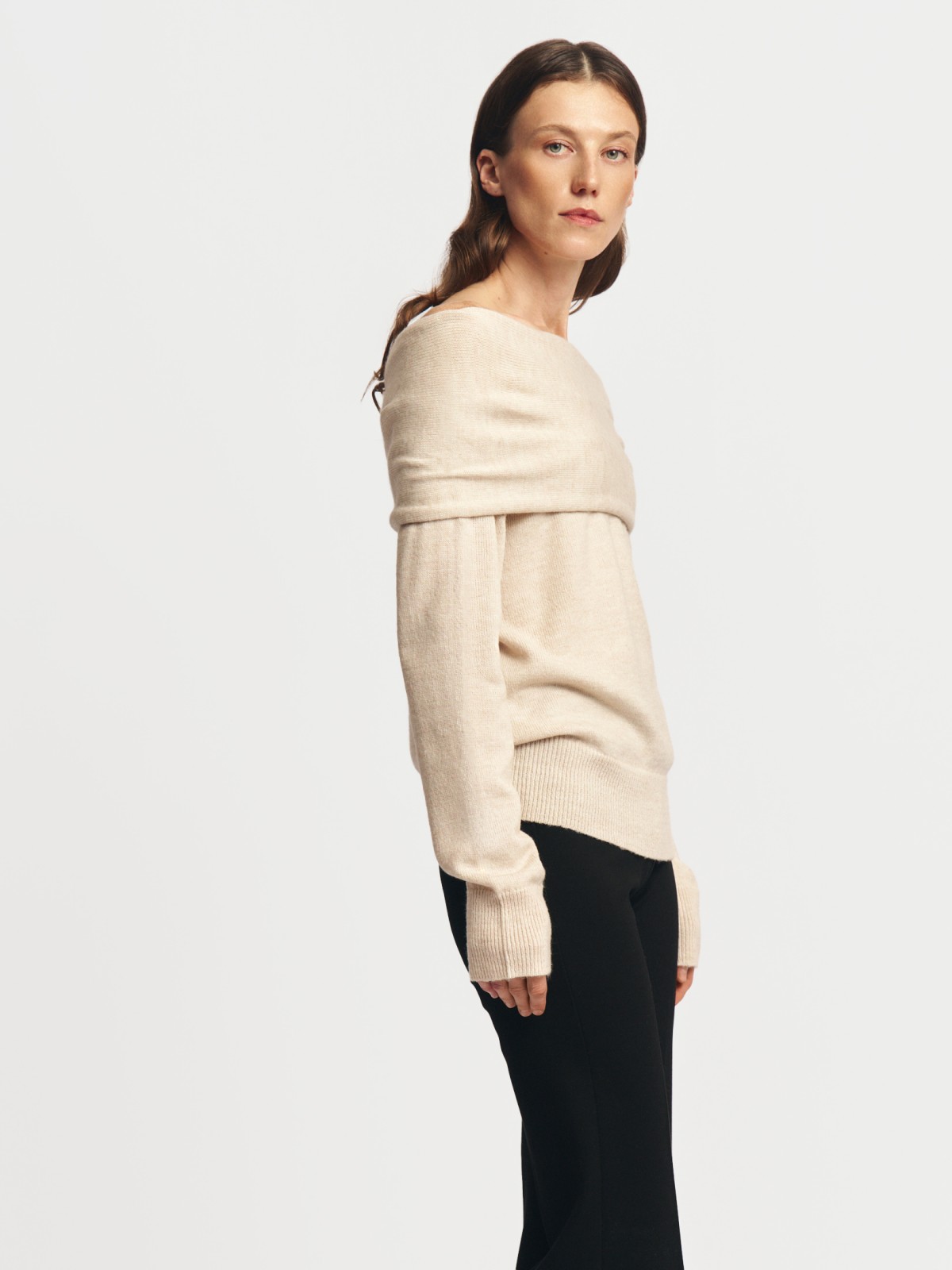 Вязаный джемпер с открытыми плечами