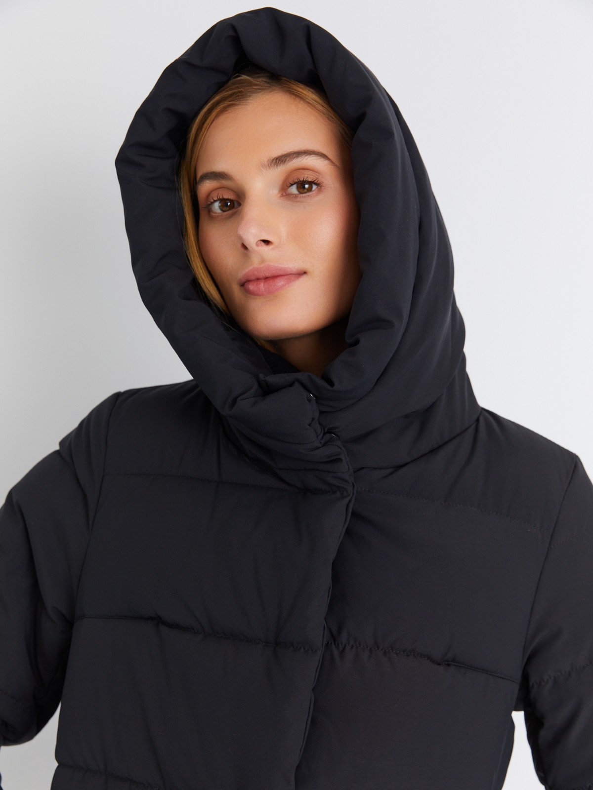 Тёплая стёганая куртка-пальто удлинённого фасона с капюшоном zolla 02334522J144, цвет черный, размер XS - фото 4