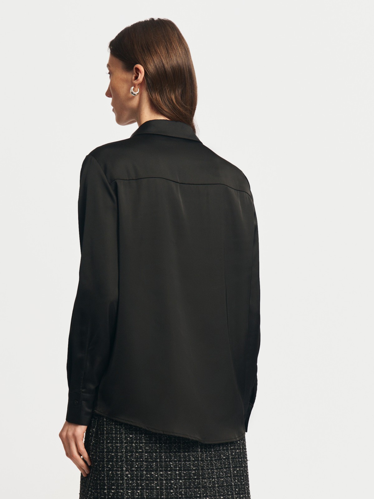 Атласная прямая рубашка с длинным рукавом